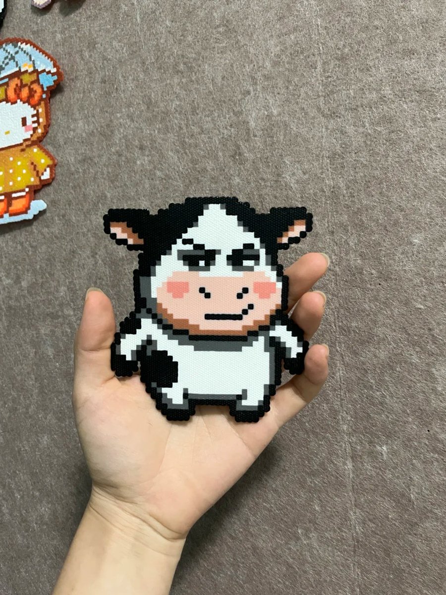 CTameka53774's tweet photo. Made this sassy little cow with perler beads 🐄 Look at its smug face, full of attitude.
#PerlerBeads #PixelArt #HandmadeCraft #CowCharacter https://t.co/OaEAwhD7mt