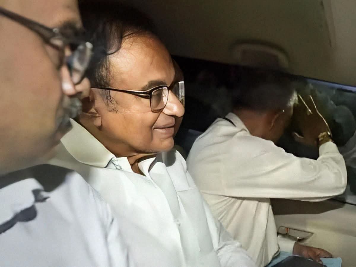 Babubabuji16's tweet photo. கட்டுமரத்தை விட ஒரு கேவலமான தலைவர் தமிழகத்தில் இருந்தார், இருக்கிறார் என்றால் அவன் தான்
பா சிதம்பரம் என்றப் பச்ச துரோகி எப்போதும் சுயநலத்துடன் சிந்திக்கும் கேடு கெட்டவன்... 
பாரத
நாட்டுக்கும் தமிழ்நாட்டுக்கும் இவனால் எந்த பிரயோஜனமும் இல்லை..
காங்கிரஸ் ஆட்சியில் இருந்த காலம் முழுவதும் தேசத்துக்கும் தமிழகத்துக்கும் துரோகம் செய்தவன்... அந்த துரோகியைப் பற்றி சிலதை தெரிந்து கொள்ளுங்கள் 

ஏன் ப.சிதம்பரத்தை  பொதுவாக யாருக்கும் பிடிக்கவில்லை?

1. இதுவரை சொந்த மாநிலத்திற்கோ, நாட்டுக்கோ எந்த நல்லதும் செய்ததில்லை. ஏன்? சொந்த கட்சிக் காரனுக்குக் கூட...

2. இலங்கை தமிழருக்கு எதிரான நிலைப்பாடு..

3. நிதி மந்திரியாக இருந்த போது பல ஊழல்களின் ஊற்றுக் கண்..  
அலைக் கற்றை, இறக்குமதி, ICICI வங்கிக்கு 20000 கோடி அரசு கடன்....

4. வேதாந்தா குழுமத்தின் பணத்தை மனைவி மூலம் பெற்றவர். இவரது மனைவி வேதாந்தா குழுமத்தின் சட்ட ஆலோசகர். வேதாந்தாவினுடையது ஸ்டெர்லைட் மற்றும் பல நிலக்கரி சுரங்கங்கள் தொடர்பான வழக்கில் ஆஜரானவர் இவரது மனைவி. 

5. 2013 பட்ஜெட்டில் விவசாய கடன் ₹40000 கோடி என அறிவித்து 90 நாட்களுக்குள் அதை விவசாயிகள் க்ளைம் செய்ய வேண்டும் என்று கூறி இவன் தனிப்பட்ட முறையில் பல நூறு கோடிகள் அதில் சம்பாதித்தான்.
அதன் பிறகு 
87 வது நாள் அன்று வங்கிகளுக்கு லெட்டர் அனுப்பி கடன் தள்ளுபடி நிப்பாட்டினார்... 
ஆக, பணம் பட்டுவாடா முழுவதும் செய்யாமல் உண்மையான விவசாயிகளை ஏமாற்றி பல வட்டிக்கடைக்காரர்களுக்கு பல கோடிகள் சம்பாதிக்க உதவினான்
இந்தத் திட்டத்தால் அந்தக் காலத்தில் பேங்க் மேனேஜர்கள் பல நூறு கோடிகள் சம்பாதித்தார்கள் உண்மையான விவசாயிகள் கடன் தள்ளுபடி ஆகாமல்  தெருவில் நின்றார்கள்

6. 2013 பட்ஜெட்டில் இறக்குமதி தங்க நகைகளுக்கு 6% வரி போட்டு விட்டு, நகை கடை அதிபர்கள் தங்கள் ஏழ்மை நிலையை எடுத்துரைத்ததும் அதை 2% ஆக மீண்டும் குறைத்தது..

7. தனது மகனின் வாசன் ஐகேர் கம்பெனிக்காக மருத்துவ உபகரணங்களை இறக்குமதி செய்ய, மூன்று மாதங்களுக்கு டாலர் விலையை செயற்கையாக குறைத்து அந்த இறக்குமதி முடிந்ததும் டாலர் விலையை ₹73 வரை வளர விட்டு ரூபாய் மதிப்பை இழக்கச் செய்தது!

8. மிக மிக அதிகமாக தங்கத்தை தேவைக்கு மேல் தன் குஜராத்தி நண்பர்களுக்காக இறக்குமதி செய்து அந்நிய செலாவணி இருப்பை வெகுவாக குறைத்தது.

9. இவரது கடைசி நிதி மந்திரி காலத்தில்தான் இவரது தவறான நடவடிக்கைகளால் ஒரு லிட்டர் பெட்ரோல் ₹77 வரை விலைக்கு விற்றது! அப்போது ஒரு பாரல் குரூட் விலை $52-56.

10. இவரது நேரடி தலையீட்டால்  நெய்வேலி மின் கம்பெனி பங்குகளை தனியாருக்கு விற்க முயன்றது. கூடவே நட்சத்திர நிறுவனங்களின் பங்குகளை தனியாருக்கு விற்றது.

11. ராபர்ட் வதேராவின் ஊழல் சொத்துக்கள் பற்றி கேட்டபோது அது தனிப்பட்ட நபரின் சொத்து. அதில் அரசாங்கம் நடவடிக்கை எடுக்க முடியாது என்று சொன்னவர் ப.சிதம்பரம். 

12.  அப்துல் கலாமை இரண்டாம் முறை குடியரசுத் தலைவராக்க முதன் முதலில் எதிர்த்தவர்.

13. பஞ்சாப் நேஷனல் வங்கி ஊழல். நான்கே பத்திகளில்..
 A. நேஷனல் ஸ்டாக் எக்ஸ்சேஞ்ச் ஜூலை 2013 அன்று கீதாஞ்சலி ஜுவல்லர்ஸ் கம்பெனிக்கு செபி ஆறு மாத வர்த்தகத் தடை விதிக்கிறது.

 B. செப்டம்பர் 13 2013 இல் காங் துணைத் தலைவர் ராகுல் காந்தி தலைநகர் இம்பீரியல் ஓட்டலில் நிரவ் மோடியின் நகைக் கண்காட்சியை துவக்கி வைக்கிறார்.

 C. அடுத்த நாள் 14 செப் 2013 அன்று 
அலகாபாத் வங்கி ₹1500 கோடிக்கான எல்சி (கடன்) நிரவ் மோடியிடம் கொடுக்கப்படுகிறது. வங்கியின் இயக்குநர் தினேஷ் தூபே கடிதம் மூலம் எதிர்க்கிறார். எதிர்ப்பு புறக்ணிக்கப் படுகிறது!

D. ஃபிப்ரவரி 2014 அன்று எதிர்ப்பு தெரிவித்த இயக்குநர் தினேஷ் தூபே பதவி  நீக்கம் செய்யப் படுகிறார். அதில் கையெழுத்திட்டவர் அன்றைய நிதி அமைச்சர் ப.சிதம்பரம்.

இப்போது புள்ளிகளை இணைத்துப் பாருங்கள்.. ஊழலின் ஊற்றுக் கண் தெரிகிறதா?

14. இந்திய ரூபாய் அச்சடிக்கும் மிஷினை பாகிஸ்தானுக்கு விற்றது. ஏற்கனவே கள்ள நோட்டு அடிப்பவனுக்கு வலியபோய் உதவி செய்தது.

15. மும்பாய் தாக்குதல் போது யாருக்கும் ஒரு சிறு உதவி கூட செய்யாதது..

எத்தனை பெரிய பதவி.. இன்றைக்கு சொந்த நாட்டிலேயே கைதுக்கு பயந்து ஓடி ஒளியும் நிலைமை...
தமிழகத்தில் வாழும் ஒரு கேடுகெட்ட ஜென்மம் தான் இந்த சிதம்பரம்..

இவனது மகன் இவனை விட எவ்வளவோ மேல்