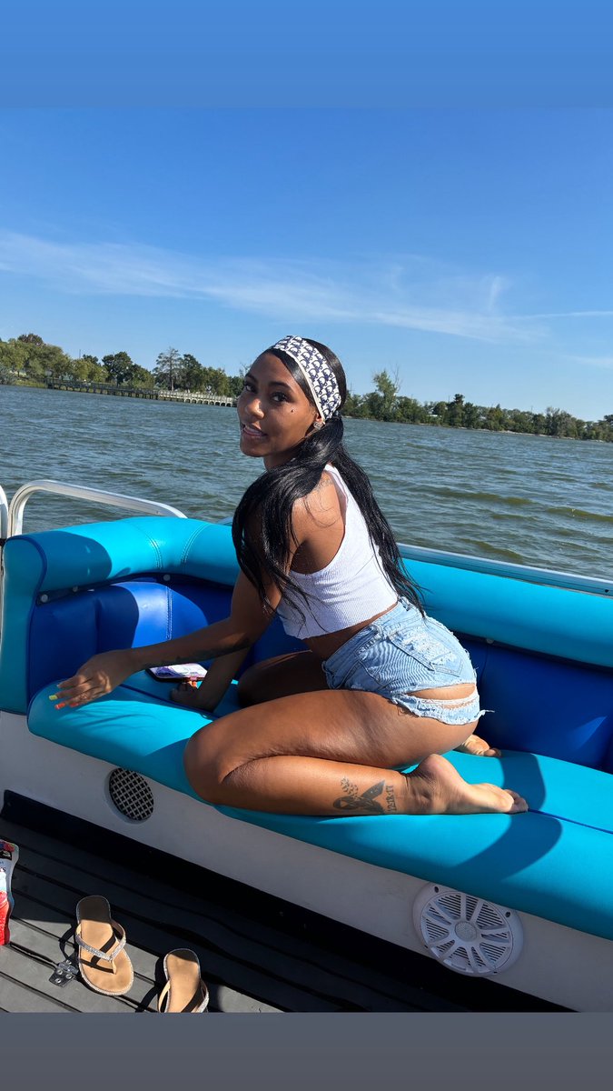 Tavi__x's tweet photo. Lake days🦋 https://t.co/itgDILRWDe