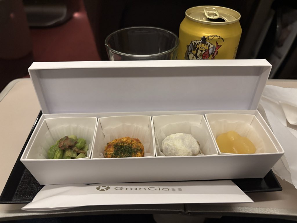 menmen_art's tweet photo. 帰りは何事もなく、無事新幹線に乗車！
ポイントが貯まってのでグランクラスにアップグレード！
こりゃすげー https://t.co/QqikNofWIq