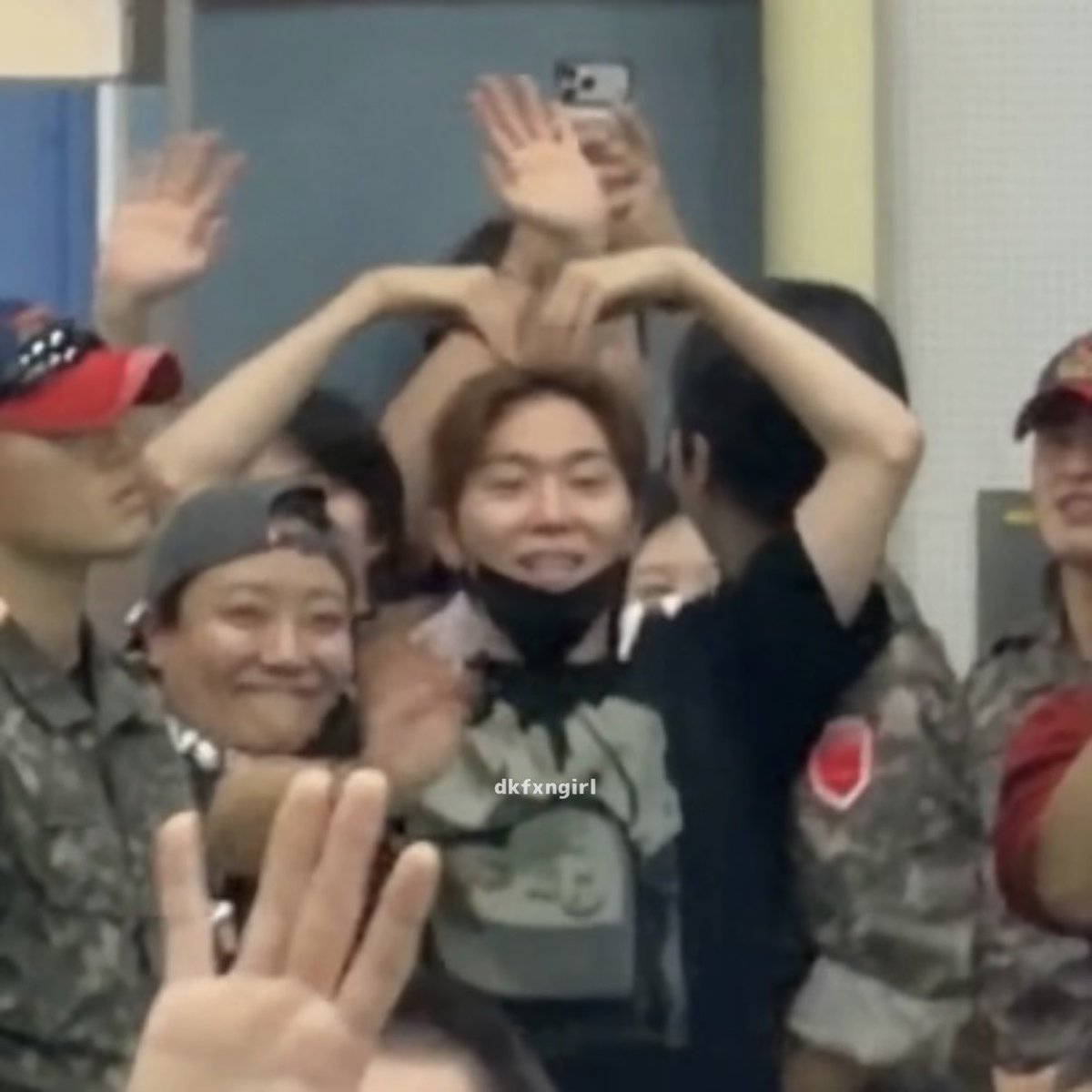 B00KWAN_'s tweet photo. 😭😭 https://t.co/e4UIk1Bfli