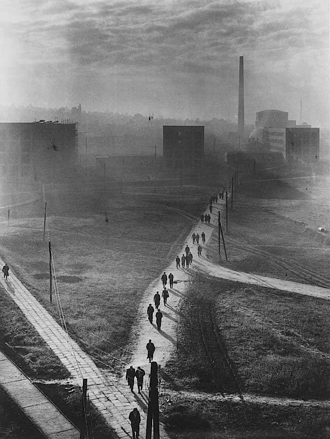 eyeonaxis's tweet photo. Shadows going to work, Budapest, Hungary, 1955, by Ernő Vadas

Decades have passed, yet that same feeling of alienation persists among many workers. https://t.co/wmdOEkV60k