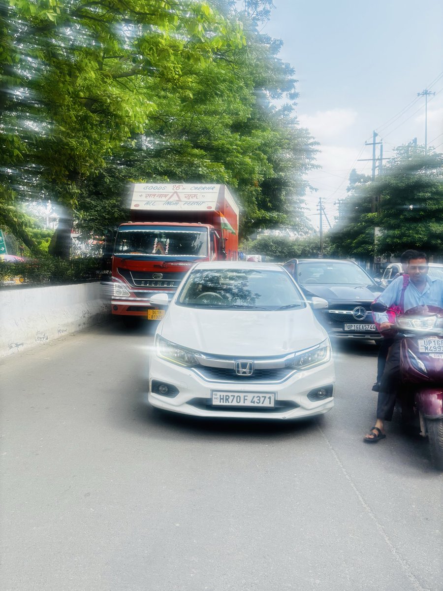 indfrcapital's tweet photo. Dear @NoidaTraffic, please take action against this vehicle blocking entire road outside Global Indian International School.

Zero civic sense—traffic was stopped for 7+ minutes, despite parking space just 10 metres away.

@noidapolice https://t.co/BbgKxH4LfI