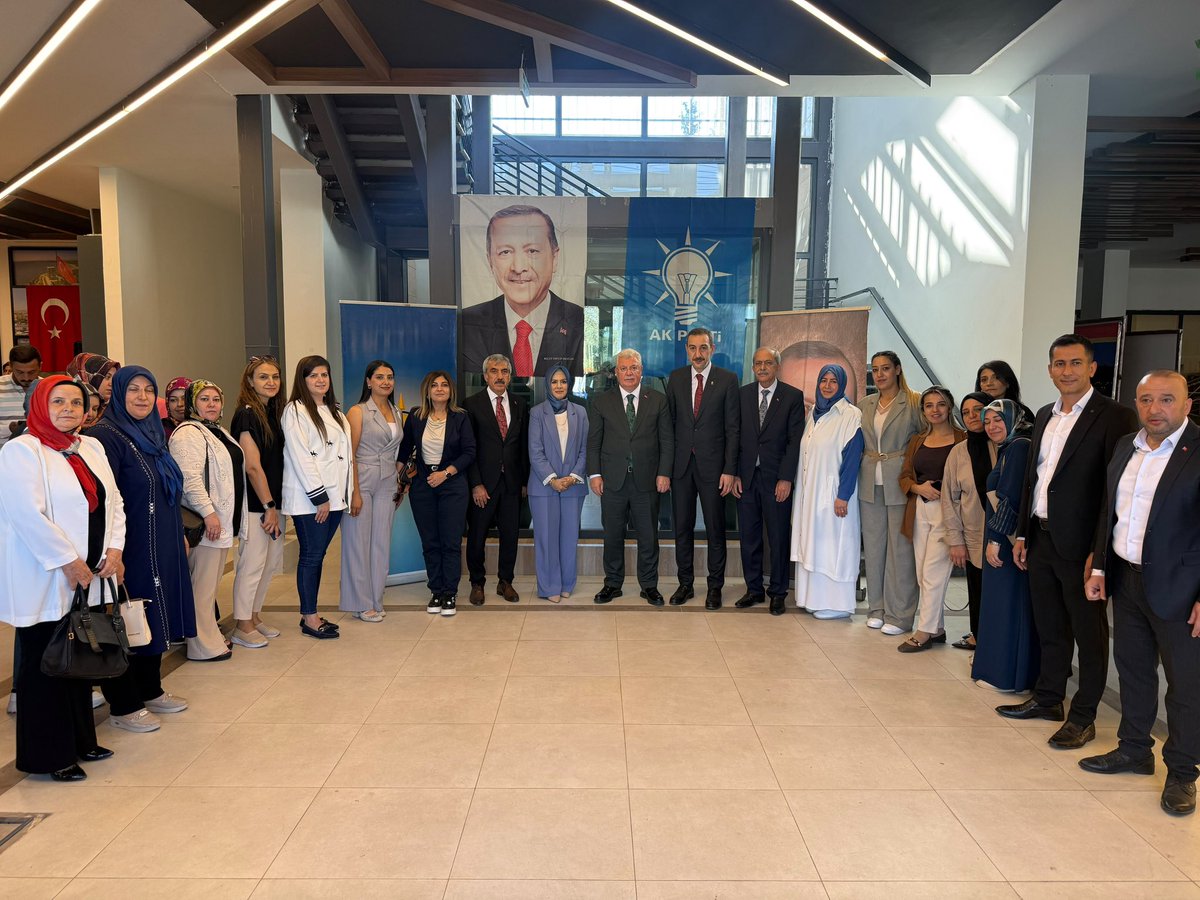 akbasogluemin's tweet photo. 📍Kilis Kalender Meşrep Millet Bahçesi

Kadın Kollarımızın kıymetli üyeleriyle bir araya geldik.

14 Ağustos 2001’den beri davamıza ve partimize gönüllü hizmet mücadelemizde lokomotif olan tüm hanım kardeşlerimize teşekkür ediyorum. https://t.co/l3JPDl9WNS
