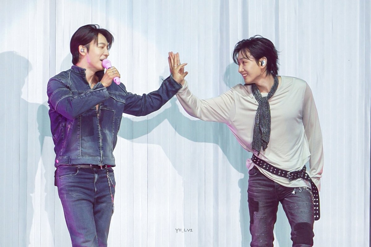 YII_lv1's tweet photo. .
𝟤𝟨𝟢𝟫𝟢𝟨 𝗗𝗢𝗡𝗚𝗛𝗔𝗘 𝟭𝗦𝗧 𝗦𝗢𝗟𝗢 𝗘𝗡𝗖𝗢𝗥𝗘 𝗖𝗢𝗡𝗖𝗘𝗥𝗧 [𝗔𝗟𝗜𝗩𝗘] 𝗶𝗻 𝗦𝗘𝗢𝗨𝗟 𝗗𝟯
.
시간이 흘러 서로 나이가 들어도
사랑해 사랑해 감사해 감사해 
.
#DONGHAE #동해 
#EUNHYUK #은혁 
#superjuniordne https://t.co/ZhftNiswCH