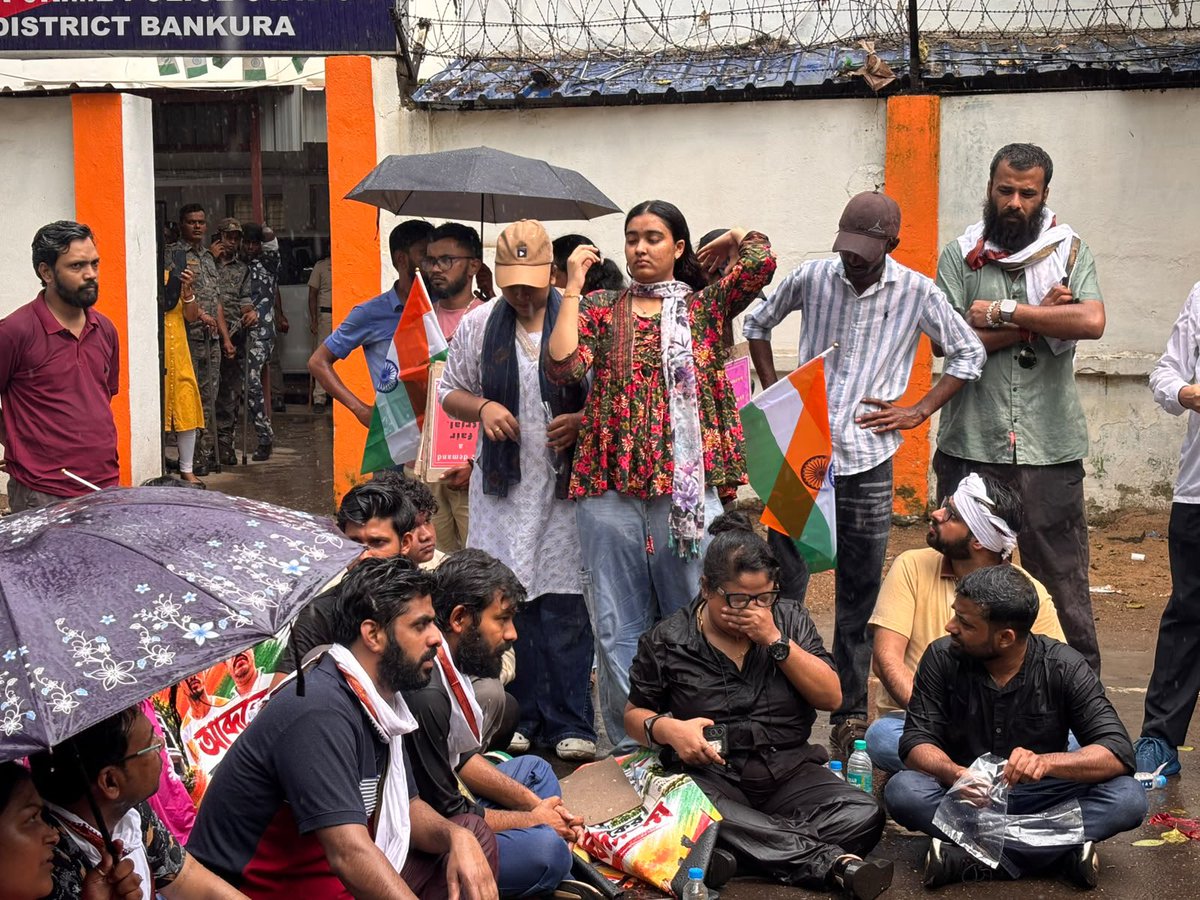 Cockroachisback's tweet photo. We are still sitting outside the DM Office in Bankura.

CJP demands a school in the name of Abdul’s late father, Mafik, along with an independent inquiry and lawful action against those accused.

They must accept our demands. https://t.co/ysXB12Aotd