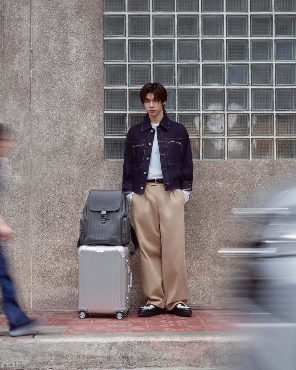 EverydaynewsTH's tweet photo. ใครที่กำลังจะเดินทางแบบ "ตี๋ตี๋-ป๋อ" ขอแนะนำ กระเป๋า RIMOWA กระเป๋าเดินทางสัญชาติเยอรมัน กับคอลเลกชั่น Never Still ที่ตอบโจทย์วันเดินทางที่ไม่เคยหยุดนิ่ง ผสานสไตล์เข้ากับฟังก์ชั่นได้อย่างลงตัว ไม่ว่าจะ Crossbody, กระเป๋าดัฟเฟิล หรือคอลเลกชั่น Distinct ก็พร้อมลุยไปเราได้ทุกที่

#EVERYDAYth ​#TeeteePor #twnpich #Porsuppakarn #RIMOWANeverStill #RIMOWA