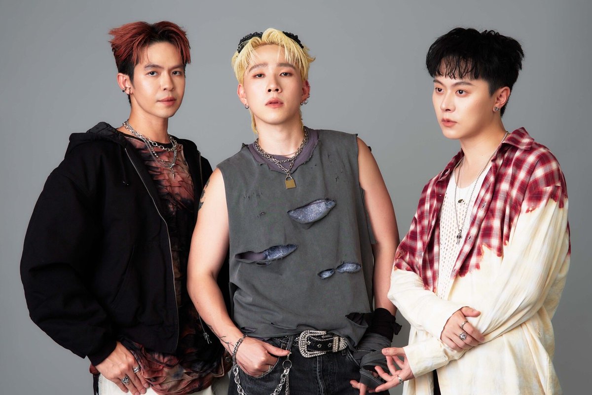 RainbowNewsent's tweet photo. Slapkiss ปล่อยอัลบั้ม “NEVER BURN OUT” จัดเต็ม 12 เพลง ตอกย้ำความมุ่งมั่นในอาชีพที่รักอย่างไม่หยุดยั้ง! พร้อมชม MV “ปลายความฝัน (This Far)” แล้ววันนี้ 

#ปลายความฝันSlapkiss
#NEVERBURNOUT
#Slapkiss
#LOVEiSENTERTAINMEN

บนเส้นทางดนตรีที่ต้องเดินทางผ่านทั้งวันที่เต็มไปด้วยพลังและวันที่ความเหนื่อยล้าค่อย ๆ เข้ามาท้าทายหัวใจ “หมดไฟ” อาจเป็นสิ่งที่ใครหลายคนต้องเผชิญ แต่สำหรับ Slapkiss พวกเขาเลือกที่จะไม่หยุดเดิน และเปลี่ยนทุกความเหนื่อย ความช้ำ และทุกหยาดเหงื่อให้กลายเป็นพลังผ่านอัลบั้มเต็มชุดใหม่ “NEVER BURN OUT” ที่พร้อมส่งต่อให้แฟนเพลงได้ฟังกันเต็ม ๆ ทั้ง 12 เพลง

ครั้งนี้ Slapkiss ยังคงลงมือเขียนและทำเพลงด้วยตัวเองอย่างเต็มที่ พร้อมได้ Milo จาก Tilly Birds มานั่งแท่นโปรดิวเซอร์ คุมภาพรวมงานดนตรี เติมทั้งรายละเอียด มิติ และความเท่ให้กับซาวด์ของวง ทำให้ “NEVER BURN OUT” กลายเป็นอีกหนึ่งก้าวสำคัญของ Slapkiss ที่ยังคงคาแรกเตอร์เดิม แต่พาเสียงของพวกเขาไปได้ไกลกว่าเดิม

“NEVER BURN OUT” จึงเปรียบเสมือนเข็มทิศและคำเตือนใจในวันที่การเดินต่อไม่ใช่เรื่องง่าย เป็นเสียงที่คอยบอกตัวเองและทุกคนที่กำลังเหนื่อยล้าว่า “อย่ายอมแพ้ และอย่าหยุดทำ”
โดยประกอบด้วย 12 เพลงที่พาไปสำรวจหลากหลายอารมณ์และเรื่องราว ได้แก่ “Festival”, “ลิขิตเอง (Unfated)”, “280726”, “เราไม่เคยรักกัน (Mirage)”, “ไม่มีที่ยืน (No Role)”, “ผู้ครองหัวใจ (Twilightship)”, “รางวัลคนรอ (Prize)”, “รีบไปเถอะ เดี๋ยวเขารอนาน (EXP)”, “ผมเอง (Mine)”, “Burn It Down”, “ตัวกินฝัน (NEVER BURN OUT)” และไฮไลต์สุดในอัลบั้มอย่าง “ปลายความฝัน (This Far)”

สำหรับ “ปลายความฝัน (This Far)” คืออีกหนึ่งบทเพลงสำคัญที่พาไปสัมผัสด้านที่อ่อนโยนและเจ็บลึกของ Slapkiss กับเรื่องราวของคนที่ยอมรับว่า “แค่ความรักมันคงไม่พอ” และเลือกที่จะค่อย ๆ หายไปเพื่อเปิดทางให้คนที่คู่ควรพาเธอไปถึงฝัน แม้จะพามาได้เพียงเท่านี้ แต่นี่คือความรักและการเสียสละที่งดงามที่สุดเท่าที่ผู้ชายคนหนึ่งจะให้ได้ 

อัลบั้ม “NEVER BURN OUT” จึงไม่ใช่แค่ชื่อ แต่คือประโยคที่ Slapkiss ใช้บอกตัวเองตลอดการเดินทางว่า ต่อให้ไฟมอดลงแค่ไหน ก็ยังเติมมันกลับมาได้เสมอ และครั้งนี้พวกเขาเลือกส่งต่อไฟก้อนนั้นผ่านทั้ง 12 เพลง ให้ทุกคนที่กำลังเหนื่อยได้เปิดฟัง แล้วออกเดินทางต่อไปพร้อมกัน 
สามารถรับฟังกันได้แล้วทุกแพลตฟอร์ม และรับชม MV “ปลายความฝัน (This Far)” ได้ที่  Youtube : Slapkiss  และติดตามความเคลื่อนไหวต่าง ๆ ได้ทาง Facebook/TikTok : Slapkiss X/Instagram : slapkiss.official และ Facebook: LOVEiS / X, Instagram: @LOVEiS_ent

MV LINK : 
https://t.co/vSMyN0OyDL