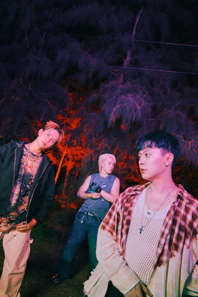 RainbowNewsent's tweet photo. Slapkiss ปล่อยอัลบั้ม “NEVER BURN OUT” จัดเต็ม 12 เพลง ตอกย้ำความมุ่งมั่นในอาชีพที่รักอย่างไม่หยุดยั้ง! พร้อมชม MV “ปลายความฝัน (This Far)” แล้ววันนี้ 

#ปลายความฝันSlapkiss
#NEVERBURNOUT
#Slapkiss
#LOVEiSENTERTAINMEN

บนเส้นทางดนตรีที่ต้องเดินทางผ่านทั้งวันที่เต็มไปด้วยพลังและวันที่ความเหนื่อยล้าค่อย ๆ เข้ามาท้าทายหัวใจ “หมดไฟ” อาจเป็นสิ่งที่ใครหลายคนต้องเผชิญ แต่สำหรับ Slapkiss พวกเขาเลือกที่จะไม่หยุดเดิน และเปลี่ยนทุกความเหนื่อย ความช้ำ และทุกหยาดเหงื่อให้กลายเป็นพลังผ่านอัลบั้มเต็มชุดใหม่ “NEVER BURN OUT” ที่พร้อมส่งต่อให้แฟนเพลงได้ฟังกันเต็ม ๆ ทั้ง 12 เพลง

ครั้งนี้ Slapkiss ยังคงลงมือเขียนและทำเพลงด้วยตัวเองอย่างเต็มที่ พร้อมได้ Milo จาก Tilly Birds มานั่งแท่นโปรดิวเซอร์ คุมภาพรวมงานดนตรี เติมทั้งรายละเอียด มิติ และความเท่ให้กับซาวด์ของวง ทำให้ “NEVER BURN OUT” กลายเป็นอีกหนึ่งก้าวสำคัญของ Slapkiss ที่ยังคงคาแรกเตอร์เดิม แต่พาเสียงของพวกเขาไปได้ไกลกว่าเดิม

“NEVER BURN OUT” จึงเปรียบเสมือนเข็มทิศและคำเตือนใจในวันที่การเดินต่อไม่ใช่เรื่องง่าย เป็นเสียงที่คอยบอกตัวเองและทุกคนที่กำลังเหนื่อยล้าว่า “อย่ายอมแพ้ และอย่าหยุดทำ”
โดยประกอบด้วย 12 เพลงที่พาไปสำรวจหลากหลายอารมณ์และเรื่องราว ได้แก่ “Festival”, “ลิขิตเอง (Unfated)”, “280726”, “เราไม่เคยรักกัน (Mirage)”, “ไม่มีที่ยืน (No Role)”, “ผู้ครองหัวใจ (Twilightship)”, “รางวัลคนรอ (Prize)”, “รีบไปเถอะ เดี๋ยวเขารอนาน (EXP)”, “ผมเอง (Mine)”, “Burn It Down”, “ตัวกินฝัน (NEVER BURN OUT)” และไฮไลต์สุดในอัลบั้มอย่าง “ปลายความฝัน (This Far)”

สำหรับ “ปลายความฝัน (This Far)” คืออีกหนึ่งบทเพลงสำคัญที่พาไปสัมผัสด้านที่อ่อนโยนและเจ็บลึกของ Slapkiss กับเรื่องราวของคนที่ยอมรับว่า “แค่ความรักมันคงไม่พอ” และเลือกที่จะค่อย ๆ หายไปเพื่อเปิดทางให้คนที่คู่ควรพาเธอไปถึงฝัน แม้จะพามาได้เพียงเท่านี้ แต่นี่คือความรักและการเสียสละที่งดงามที่สุดเท่าที่ผู้ชายคนหนึ่งจะให้ได้ 

อัลบั้ม “NEVER BURN OUT” จึงไม่ใช่แค่ชื่อ แต่คือประโยคที่ Slapkiss ใช้บอกตัวเองตลอดการเดินทางว่า ต่อให้ไฟมอดลงแค่ไหน ก็ยังเติมมันกลับมาได้เสมอ และครั้งนี้พวกเขาเลือกส่งต่อไฟก้อนนั้นผ่านทั้ง 12 เพลง ให้ทุกคนที่กำลังเหนื่อยได้เปิดฟัง แล้วออกเดินทางต่อไปพร้อมกัน 
สามารถรับฟังกันได้แล้วทุกแพลตฟอร์ม และรับชม MV “ปลายความฝัน (This Far)” ได้ที่  Youtube : Slapkiss  และติดตามความเคลื่อนไหวต่าง ๆ ได้ทาง Facebook/TikTok : Slapkiss X/Instagram : slapkiss.official และ Facebook: LOVEiS / X, Instagram: @LOVEiS_ent

MV LINK : 
https://t.co/vSMyN0OyDL