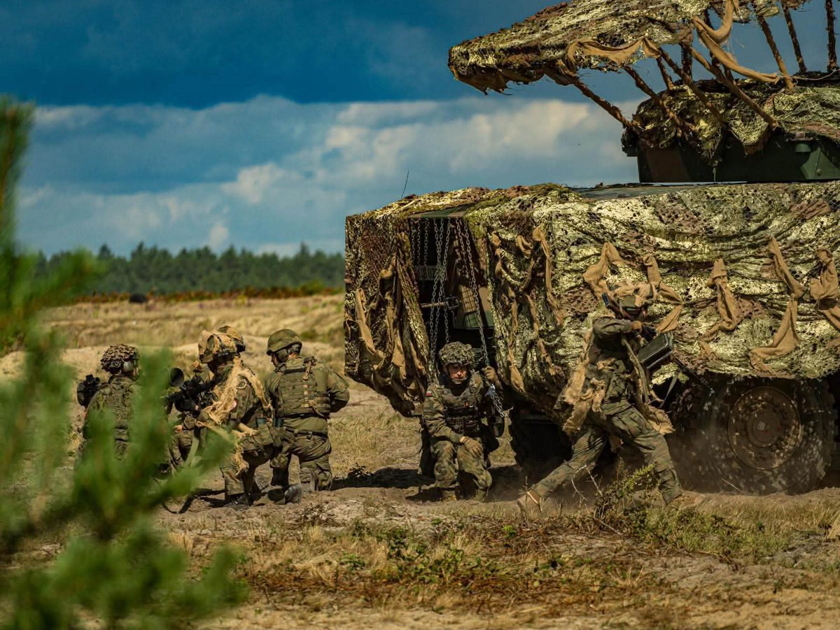 21_bsp's tweet photo. K9, rosomaki z ZSSW-30, poprady i wiele więcej - nowoczesny sprzęt z #21BSP wraz ze świetnie wyszkolonymi załogami pokazał pełnię możliwości! 👊
To wszystko w ramach współdziałania różnych rodzajów wojsk podczas XXVII Wystawy SZ RP, XXXIV #MSPO2026 w Nowej Dębie. https://t.co/DFZUxjnGCS