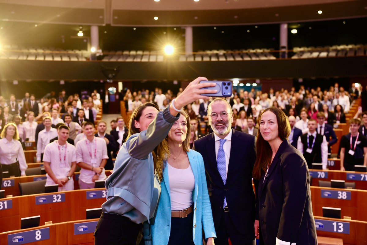 EPPGroup's tweet photo. EPP Group Youth Week 2026 has begun! 💙🇪🇺
 
This week we 'Dream Big and Dream European' together with over 500 young people! 
 
Visions. Engagement. Action.
 
Follow us for more!
 
#DreamBigDreamEuropean 

@EP_President @ManfredWeber @Sophia_Kircher @EvaMaydell https://t.co/gCrpA5I3lu
