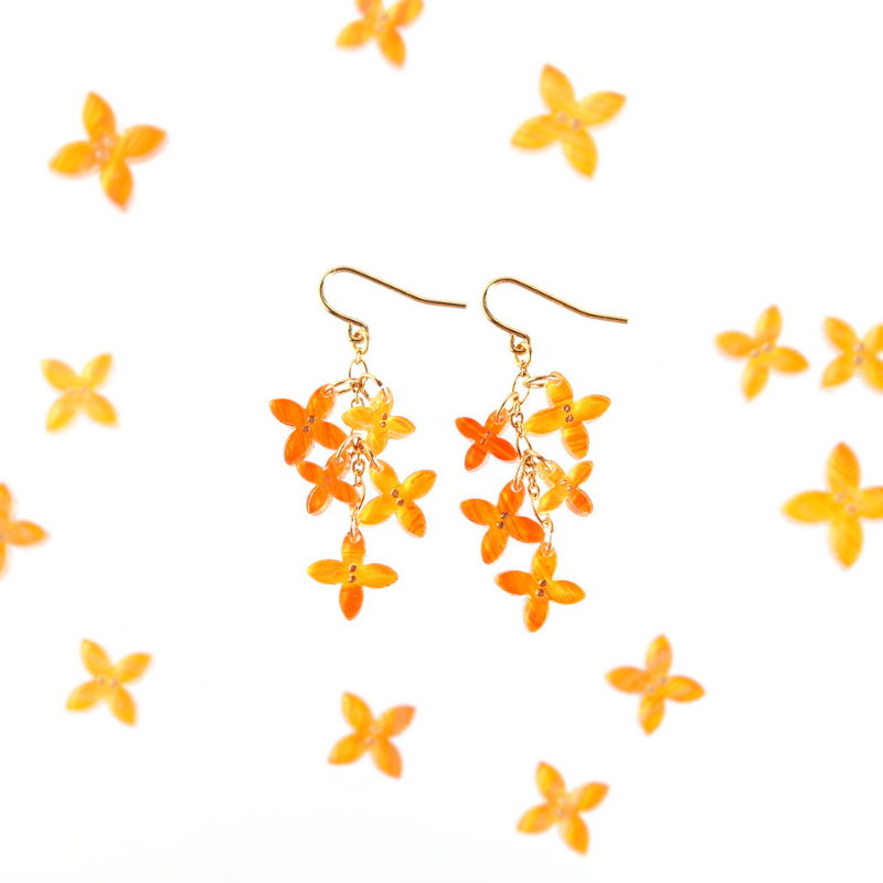 happy_clover4u's tweet photo. 秋のはじまりといえば金木犀🍂
小さなお花が耳元でたくさんゆれるピアスをつくりました🌼
アクリル製でとても軽くて、普段使いにもぴったりです✨
金木犀の香りが好きな方におすすめしたい秋アイテムです🍊 https://t.co/GxnYEk9cF4