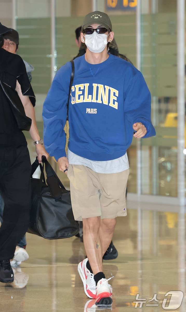 archivefortae's tweet photo. TAEHYUNG GOT A NEW TATTOO ON HIS LEG?? https://t.co/7t9lTkvRIR
