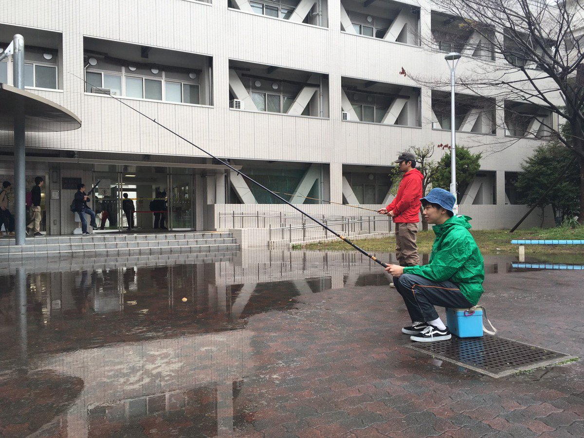 inkya_ume's tweet photo. 名古屋大で冠水するたびに、全学棟の前で釣り人が出現したの思い出す。 https://t.co/becwFTbm6i