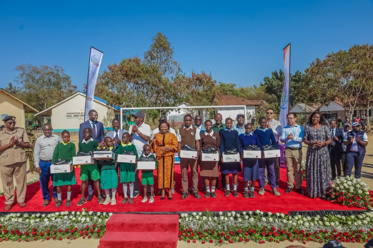 Tweets_by_us's tweet photo. Better healthcare outcomes depend on collaboration between national government, county governments, health workers, families and community leaders. PS Oluga #FirstLadyInSiaya. https://t.co/aKV7R3i4tb