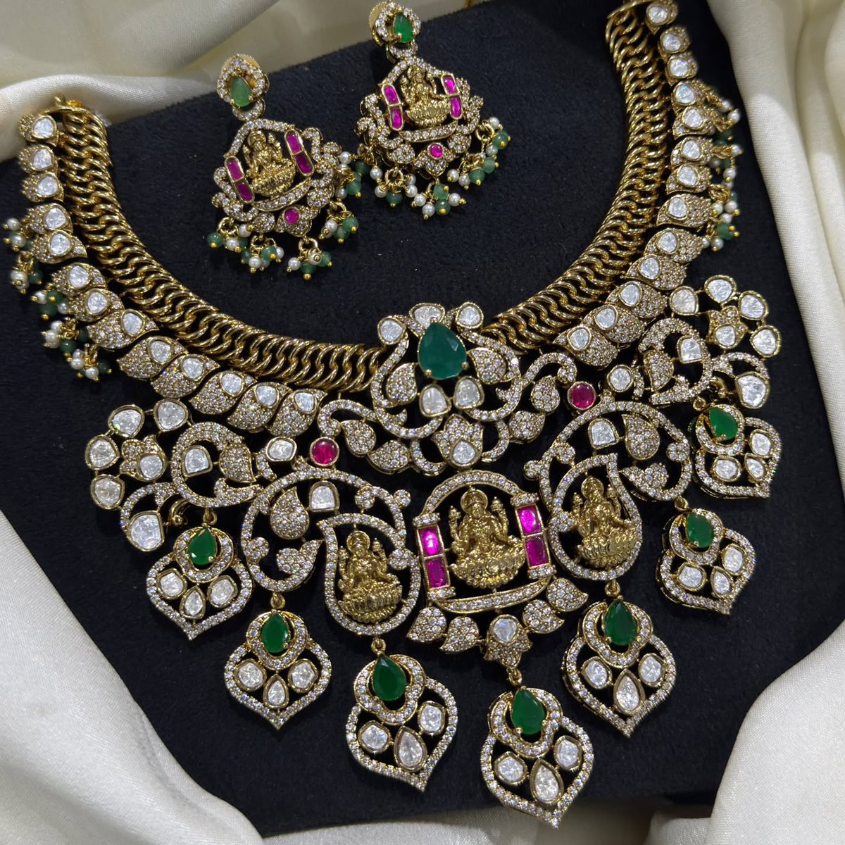 DyNescke's tweet photo. A statement temple jewellery set with intricate Lakshmi motifs, sparkling stones, and rich emerald green accents for a regal traditional look. Perfect for brides, weddings, and bold jewellery lovers. 6750/ https://t.co/xzRi0oU4N1