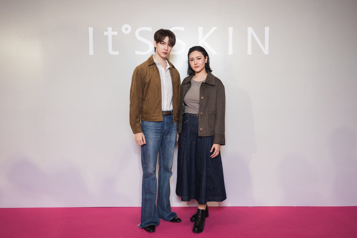 RainbowNewsent's tweet photo. ‘มีน – แม็กกี้’ เสิร์ฟความฟิน เผยผิวสะอาดใส ออร่าพุ่ง ในงาน It’S SKIN POP-UP Market : SPECIAL SALE

#MEENxITSSKINPOPUP #meennicha8
#MAXKYxITSSKINPOPUP #maxky_rp
#ITSSKINPOPUPMARKET #ITSSKIN #ITSSKINTHAILAND #ITSSKINCleanser #PrestigCleansingFoam #ITSSKINSerum #DrSaversSerum

หล่อ สะอาด ออร่าพุ่งสุด ๆ 2 หนุ่ม ‘มี�� นิชคุณ ขจรบริรักษ์’และ ‘แม็กกี้ รชต พิเชฐโชติ’ ที่มาเสิร์ฟความฟิน เซอร์วิสแฟน ๆ แบบจัดเต็มในงาน  It’S SKIN POP-UP Market : SPECIAL SALE  มหกรรมช้อปสกินแคร์แบรนด์ชั้นนำจากเกาหลี It’SSKIN ที่คืนกำไรให้แฟน ๆ ด้วยการขนผลิตภัณฑ์ดูแลผิวมาลด แลก แจก แถม กันกระหน่ำ พร้อม ๆ กับเปิดพื้นที่ให้ได้พิสูจน์ผิวสวยออร่าความหล่อของ 5 หนุ่ม พรีเซ็นเตอร์ It’S SKIN Thailand แบบใกล้ชิด 
 
โดยกิจกรรมวันที่ 3 เปิดเวทีด้วยหน��่มมาดดี ‘มีน นิชคุณ’ ที่มาพร้อมผิวหน้าสะอาดใสพุ่งแรงเตะตาแฟน ๆ เพราะมีไอเท็มคู่ใจเป็น It’S SKIN Prestige Foam 2X Descargot โฟมล้างหน้าสูตรพรีเมียมจากเกาหลีพัฒนาสูตรใหม่ เพิ่มสารสกัดเข้มข้นขึ้นกว่าสูตรเดิมถึง 2 เท่า ช่วยทำความสะอาดพร้อมบำรุงผิวล้ำลึกและ It’S SKIN Prestige Foam 2X Ginseng D’escargot โฟมล้างหน้าพรีเมียม เพิ่มระดับสารบำรุงเข้มข้นจากสูตรเดิมถึง2 เท่า ผสานคุณค่าจากเมือกหอยทาก และสารสกัดโสมแด��อายุ 6 ปี ตอบโจทย์เรื่องการทำความสะอาดอย่างล้ำลึก พร้อมลดเลือนริ้วรอยในขั้นตอนเดียว
 
‘มีน’ เปิดใจว่า “ดีใจมากครับที่ได้มาร่วมสนุกกับแฟน ๆ และครอบครัว It’S SKIN พร้อมแชร์ทริคในการดูแลผิวหน้า ปกติผมเป็นคนชอบดูแลตัวเองมาก ๆ ยิ่งเป็นคนเล่นกีฬาบาสเกตบอลด้วย มีเหงื่อหลังจากออกกำลัง ก็จะพิถีพิถันในการเลือกผลิตภัณฑ์ดี ๆ ให้ตัวเอง โดยเฉพาะการล้างหน้า It’S SKIN Prestige Foam ทั้ง 2 สูตร จึงตอบโจทย์ผมมาก ๆ ครับ ใช้ได้ทุกสภาพผิวด้วย แนะนำเลยครับ”
 
จากนั้นในช่วงเย็นก็ถึงคิวของหนุ่ม ‘แม็กกี้ รชต’ ก็มาพร้อมความสดใสทั้งใบหน้า และเอเนอจี้ พร้อมเผยเคล็ดลับผิวเปล่งปลั่งด้วย It'S SKIN Dr. Savers Serum กลุ่มเซรั่มสูตรใหม่
 
ถึง 5 สูตร ที่ตอบโจทย์ทุกปัญหาผิวอย่างตรงจุด ทั้งผิวเรียบเนียนกระชับรูขุมขน ปลอบประโลมผิวอย่างเร่งด่วน ปรับผิวกระจ่างใส ลดเลือนริ้วรอย และเ���ิมความชุ่มฉ่ำล้ำลึก
 
“ปีที่ 2 แล้วครับกับการได้เป็นพรีเซ็นเตอร์ของ It’S SKIN สนุกสนานเหมือนเดิม   มีกิจกรรม ดี ๆ มาให้ผม และแฟน ๆ ร่วมสนุกกันตลอด แล้วผลิตภัณฑ์ของ It'S SKIN โดยเฉพาะ Dr. Savers Serum ที่คิดค้นมาให้แล้วให้การดูแลแก้ไขปัญหาทุกสภาพผิว อย่างผมเป็นคนผิวแห้ง ทั้ง 5 สูตรก็จะดูแลครอบคลุมเลย” ‘แม็กกี้’ เปิดใจ
 
นอกจากแฟน ๆ จะได้มาพิสูจน์ผิวสวยสะอาดของ ‘มีน – แม็กกี้’ ด้วยตาเ��ื้อแล้ว ยังได้ร่วมเล่นเกม พร้อมร่วมกิจกรรมอื่น ๆ ในงานอีกเพียบ  โดยยังสามารถมาร่วมสนุก มาช้อปกันได้ที่งาน It’S SKIN POP-UP Market : SPECIAL SALE  วันสุดท้าย อาทิตย์ที่ 6 กันยายน เวลา 18.00 น. พร้อมพบกับ ‘ดัง ณัฎฐ์ฐชัย’ พรีเซ็นเตอร์ IT'S SKIN 'TONER PAD & MASK'  ที่ Zone B, ชั้น 1 เซ็นทรัลลาดพร้าว