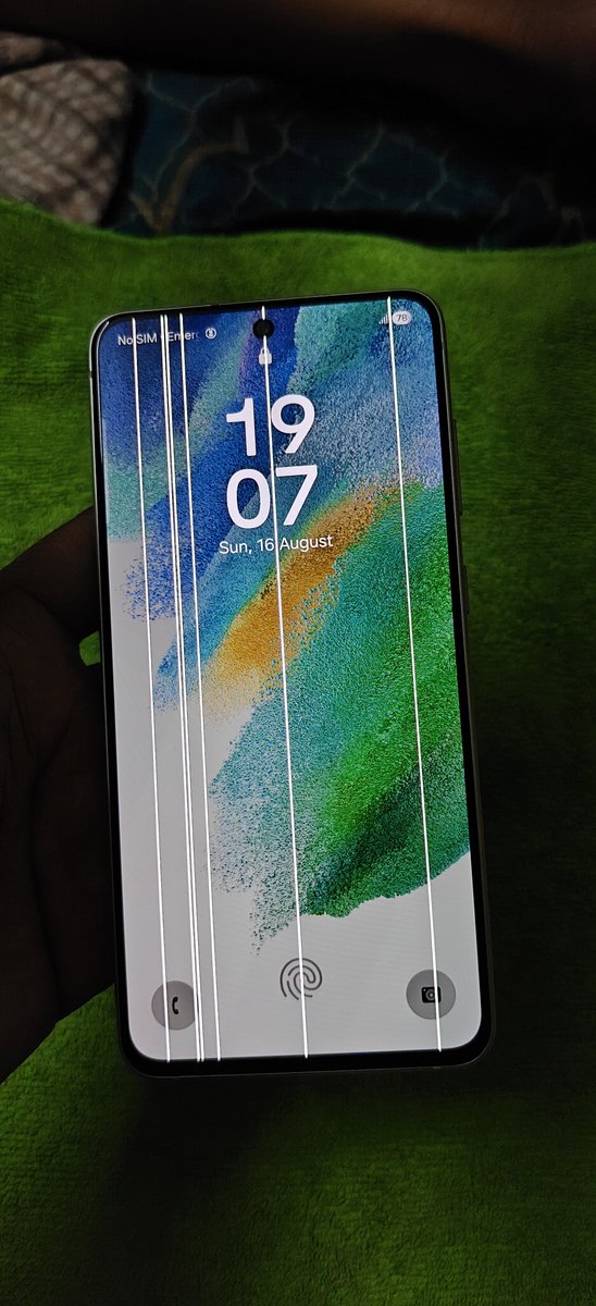 Rverma2311's tweet photo. @SamMobiles Don't buy Samsung smartphone in future green line in display is coming every smartphone. #banned #greenline https://t.co/LCTO1NsUqp