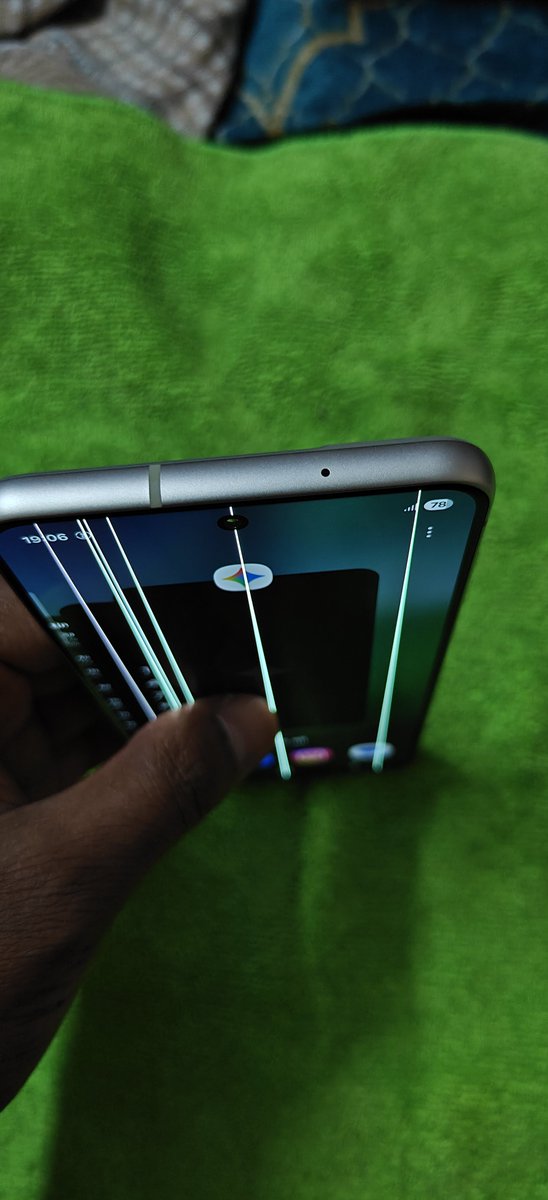 Rverma2311's tweet photo. @SamMobiles Don't buy Samsung smartphone in future green line in display is coming every smartphone. #banned #greenline https://t.co/LCTO1NsUqp