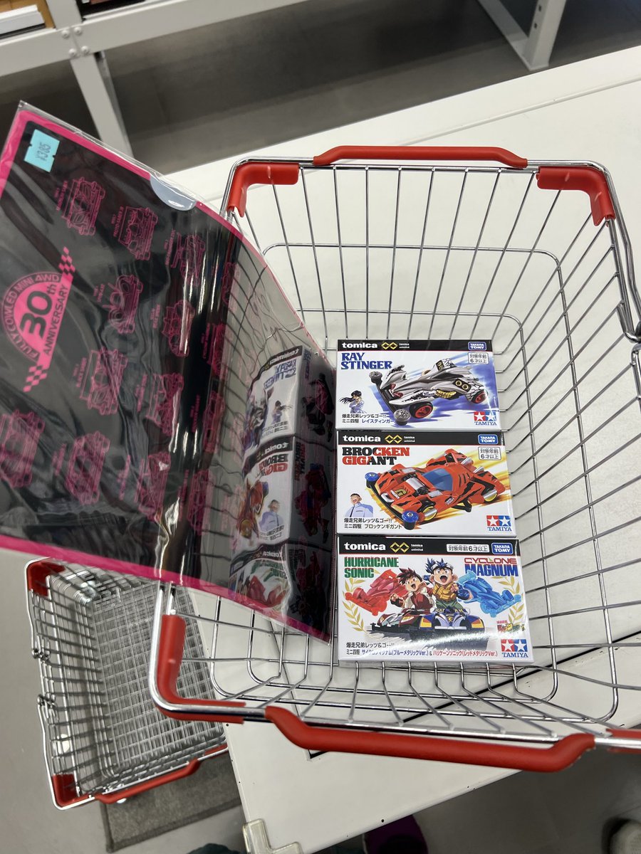 qariwo's tweet photo. ちなみに幼少期の弟に４回カウルを���チ折られたレイスティンガーのトミカモデルを買い直した（当時４回レイスティンガーを買い直した）

あとは兄貴の誕プレ（弟の分はない）

ロボット工作もいずれやってみたい https://t.co/BBCxess81R