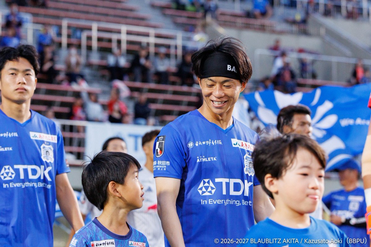 eskmy16's tweet photo. 試合前にＪリーグ通算200試合出場のセレモニーをやっていただきました！

土井ちゃんから花束を受け取って戻ったら、手を繋いで一緒に入場した子が真顔で「結婚したの？」と聞いてきました🫢

花束＝結婚だと思ったのかな🤔

入場前からずっと話してたけど、可愛すぎてめちゃくちゃ癒されました😊 https://t.co/Ok5HacUhPV