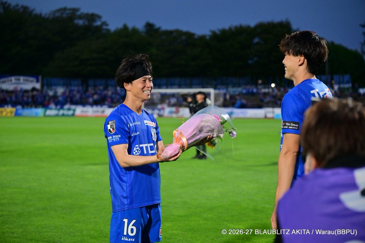 eskmy16's tweet photo. 試合前にＪリーグ通算200試合出場のセレモニーをやっていただきました！

土井ちゃんから花束を受け取って戻ったら、手を繋いで一緒に入場した子が真顔で「結婚したの？」と聞いてきました🫢

花束＝結婚だと思ったのかな🤔

入場前からずっと話してたけど、可愛すぎてめちゃくちゃ癒されました😊 https://t.co/Ok5HacUhPV