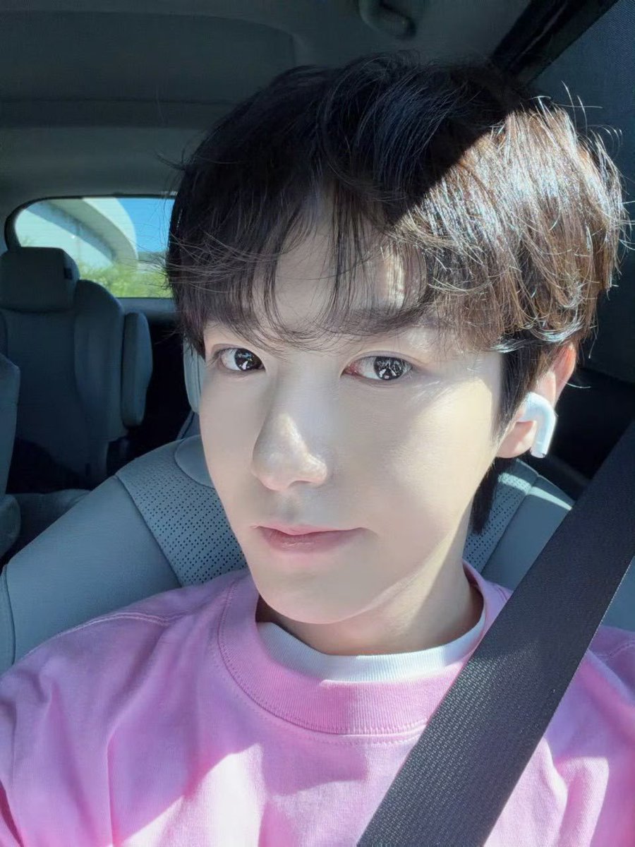 wayizhuo's tweet photo. nct has filming something today at a sport field

all unit variety show???? https://t.co/sFgWRkn2uY