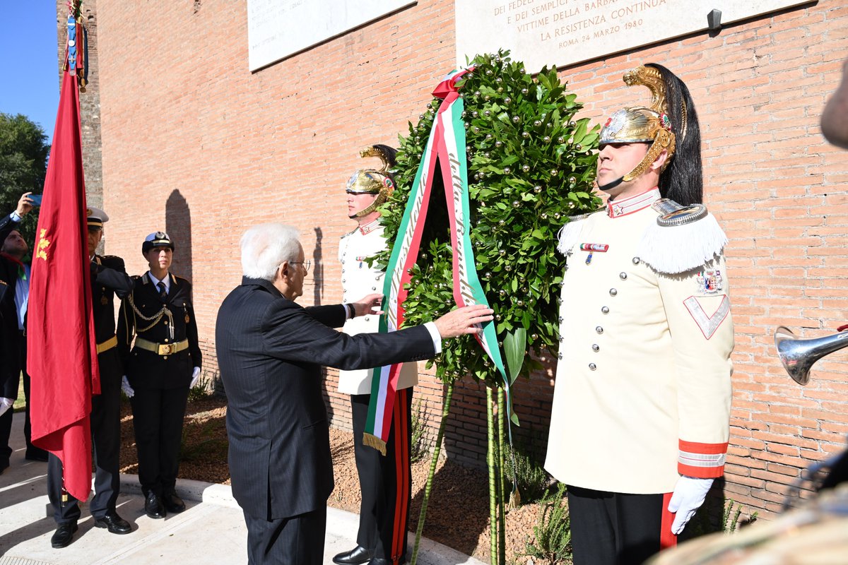 MinisteroDifesa's tweet photo. #8settembre
In occasione dell’83° Anniversario della difesa di #Roma, il Presidente della Repubblica, Sergio #Mattarella, accompagnato dal Ministro della Difesa @GuidoCrosetto, ha deposto una corona di alloro ai Caduti militari e civili della Difesa di Roma presso Porta San Paolo. Successivamente, al Parco della Resistenza, il Capo dello Stato ha deposto una seconda corona al Monumento alla Memoria.