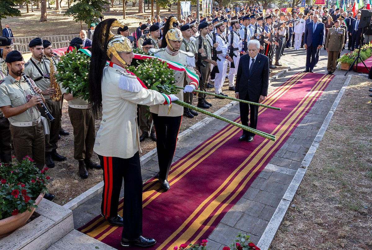 MinisteroDifesa's tweet photo. #8settembre
In occasione dell’83° Anniversario della difesa di #Roma, il Presidente della Repubblica, Sergio #Mattarella, accompagnato dal Ministro della Difesa @GuidoCrosetto, ha deposto una corona di alloro ai Caduti militari e civili della Difesa di Roma presso Porta San Paolo. Successivamente, al Parco della Resistenza, il Capo dello Stato ha deposto una seconda corona al Monumento alla Memoria.