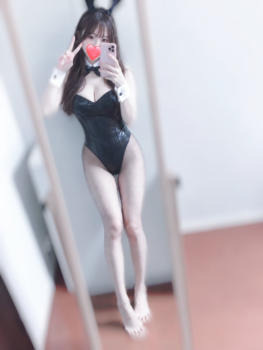 Azat1302's tweet photo. すぐ消す、、ある場所のハートマークとっちゃった、、

こんなバニーちゃんは👯

①あり
②なし

はじめてこんな露出があるの着たから、
恥ずかしくてヤバいよ💦

でもね
なんかたくさん褒められて
私変な気分なんだよね、、、

これってなんなんだろう、、

恥ずかしいけど、嬉しい気持ちもあって
すごく複雑なんだよね、、

でも嬉しいんだよね😆
