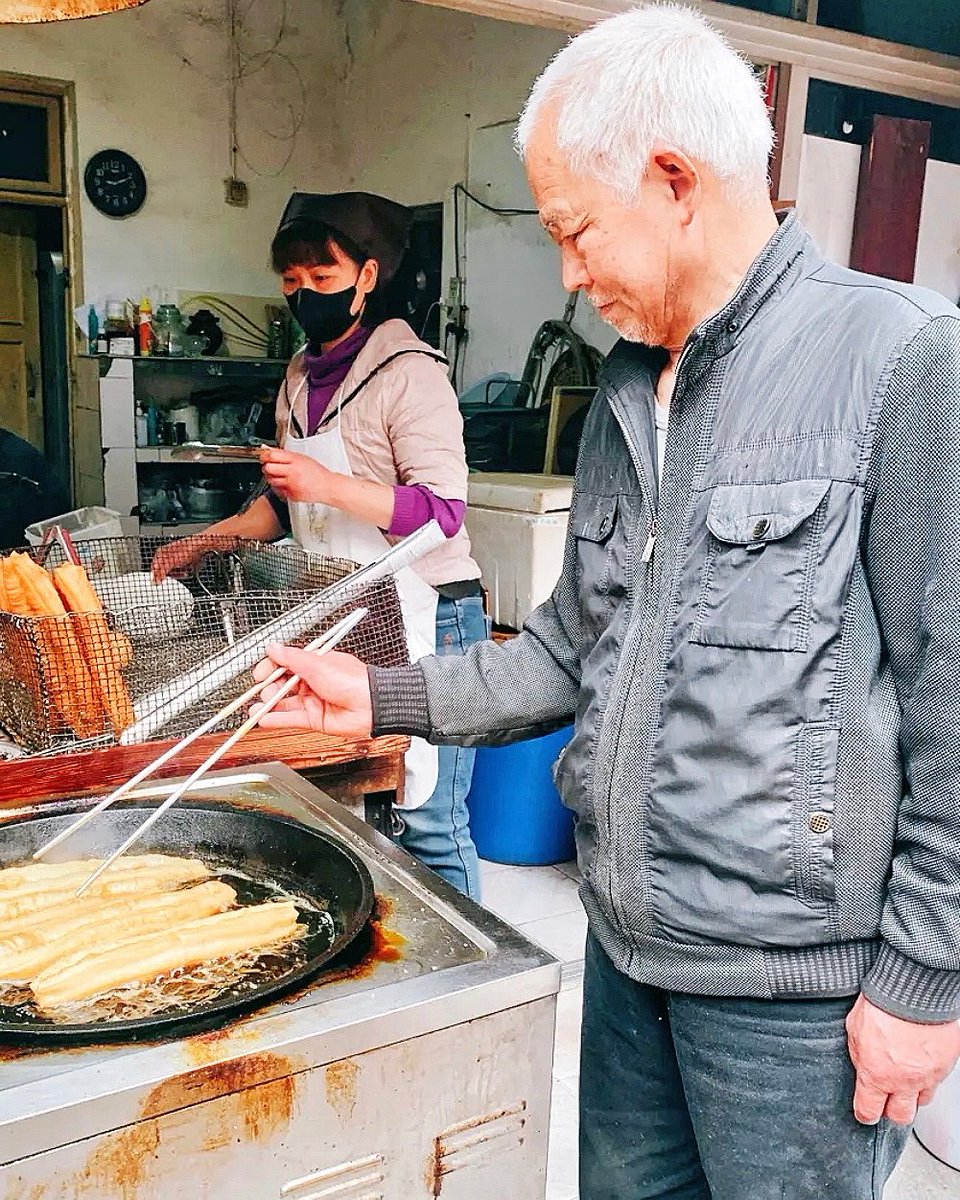 kmpazhani's tweet photo. Freshly fried hand-pulled dough sticks from the street stall, crispy outside, fluffy inside—perfect with warm soy milk for a quick morning bite!， https://t.co/3K1Au0MhI8