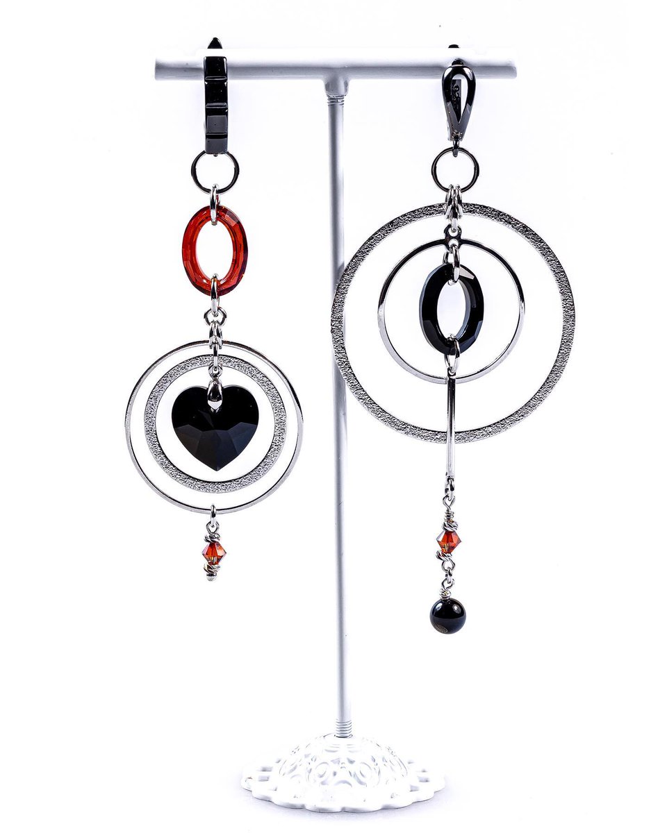 fatihugur2's tweet photo. Autumn anomaly. Asymmetrical earrings with black and terracotta Swarovski crystals. Materials: luxury rhodium-plated hardware, Swarovski crystals, agate. Weight: 6/6 g. Length: 95/88 mm. Price: 7, 500₽ https://t.co/U1eKZKbQ1G