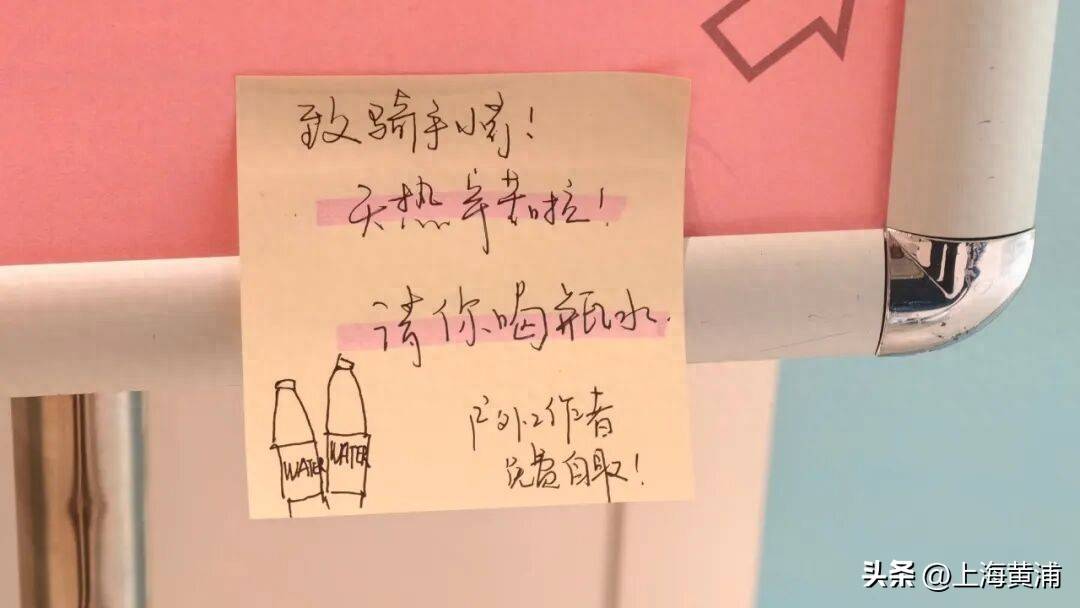 DefneTekinmuyy's tweet photo. Just found my favorite snack hidden in his bag plus he left a sticky note: “for my snack thief” https://t.co/tdntJ4juog