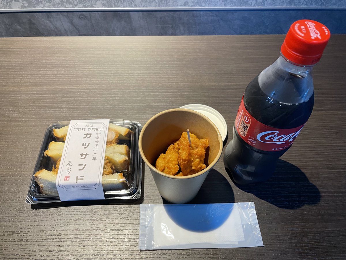 T_silver76's tweet photo. 朝おにぎり食べたきりなので飢餓 https://t.co/MHJv9CKugB