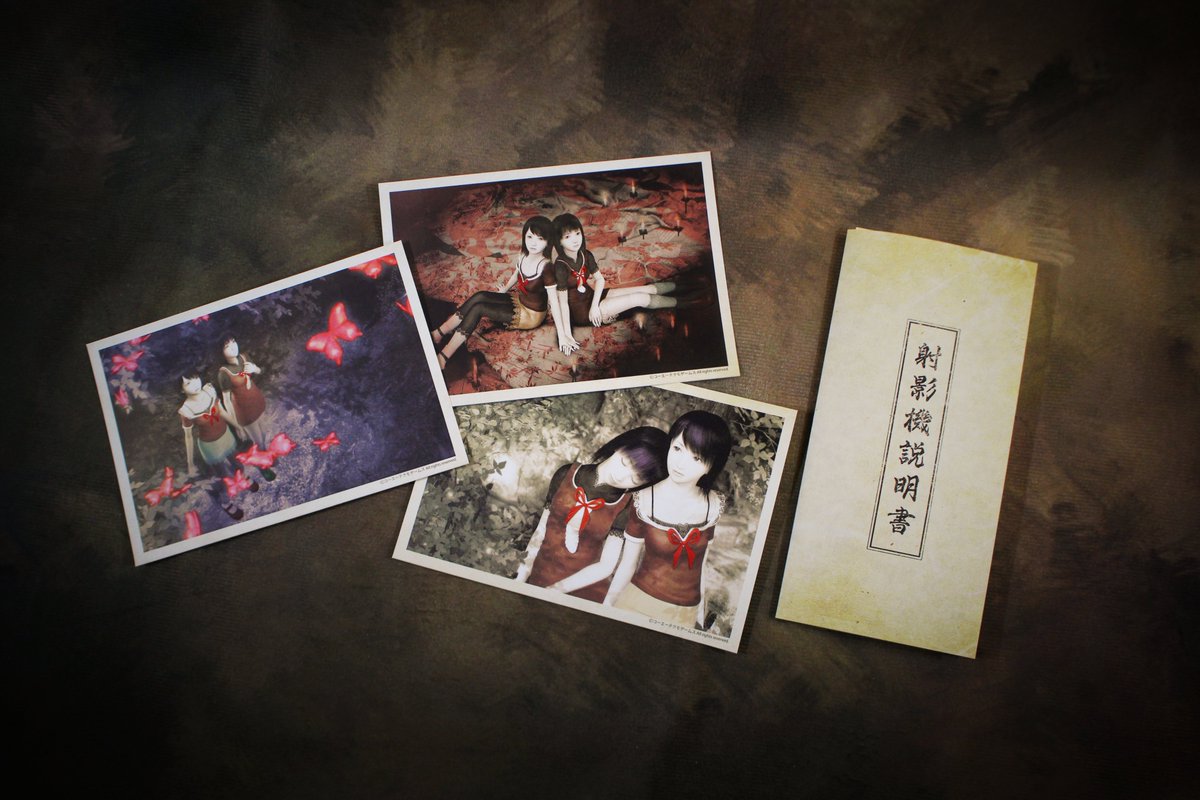 project_zero_kt's tweet photo. ／
📢 写真公開
＼

新商品  ｢零｣25周年記念
『零 ～紅い蝶～』 射影機プロップレプリカ スペシャルセットの内容を公開！

・射影機プロップレプリカ
・麻生博士による射影機説明書
・アンティーク写真風カードセット

受注開始：2026年9月11日（金）予定 
 #零 #FatalFrame #ktspot https://t.co/mVQojT9AAC