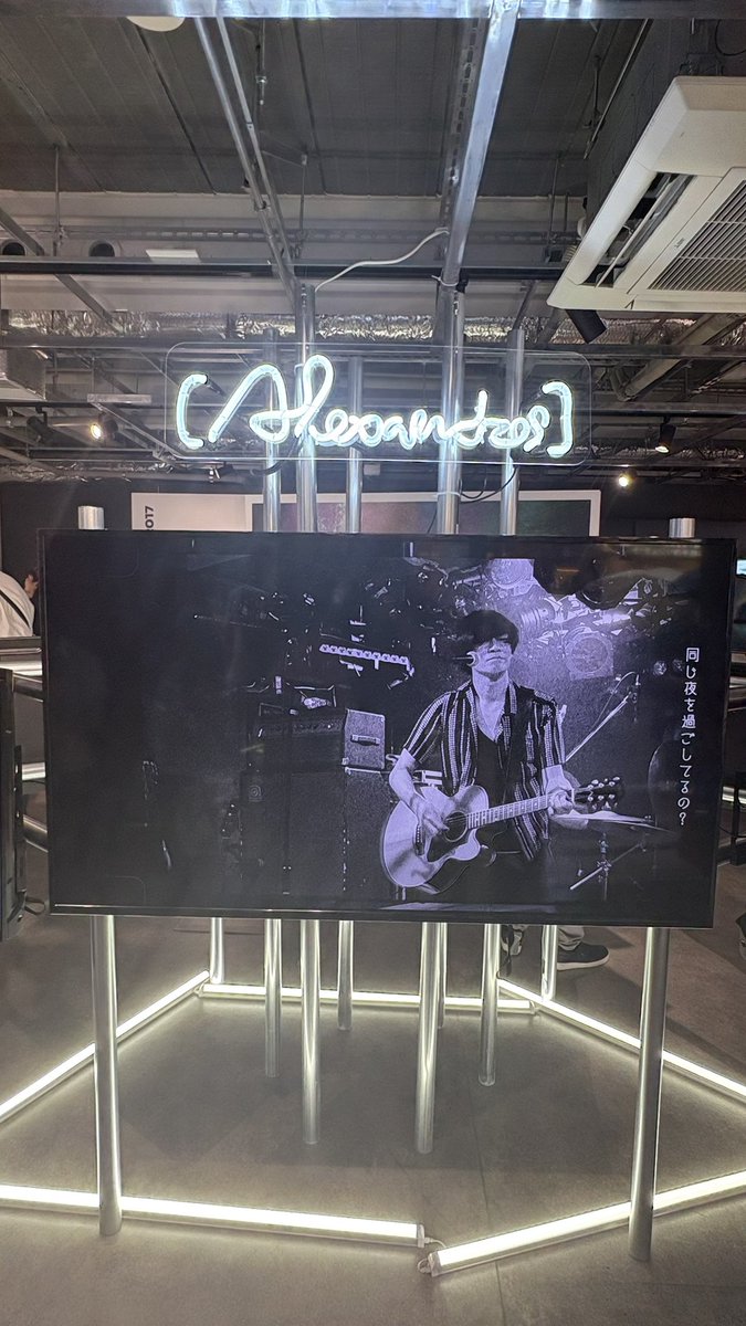 3_chamal's tweet photo. [Alexandros] 15th Anniversary POP UP STORE in HARAJUKU
〜もう16周年になっちゃったけど〜

5日に行った���は時間なくてグッズ買っただけだったから最終日フリーで展示いっぱい見てきた🎶
#VIPPARTY25_POPUP https://t.co/R4spqQGYnY