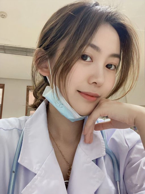 JoeCarter14232's tweet photo. 30+的医生，接触过那么多女护士，见多识广，有问题尽管问！男粉丝们可要好好珍惜我这个朋友。

别问我什么科室，自己猜 https://t.co/8SvTKyhIby