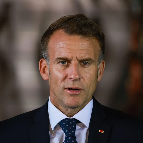 LouFrance75's tweet photo. Pensez-vous qu'Emmanuel Macron ait été le pire président de la 5ème république ? https://t.co/6KeI9TeTWw