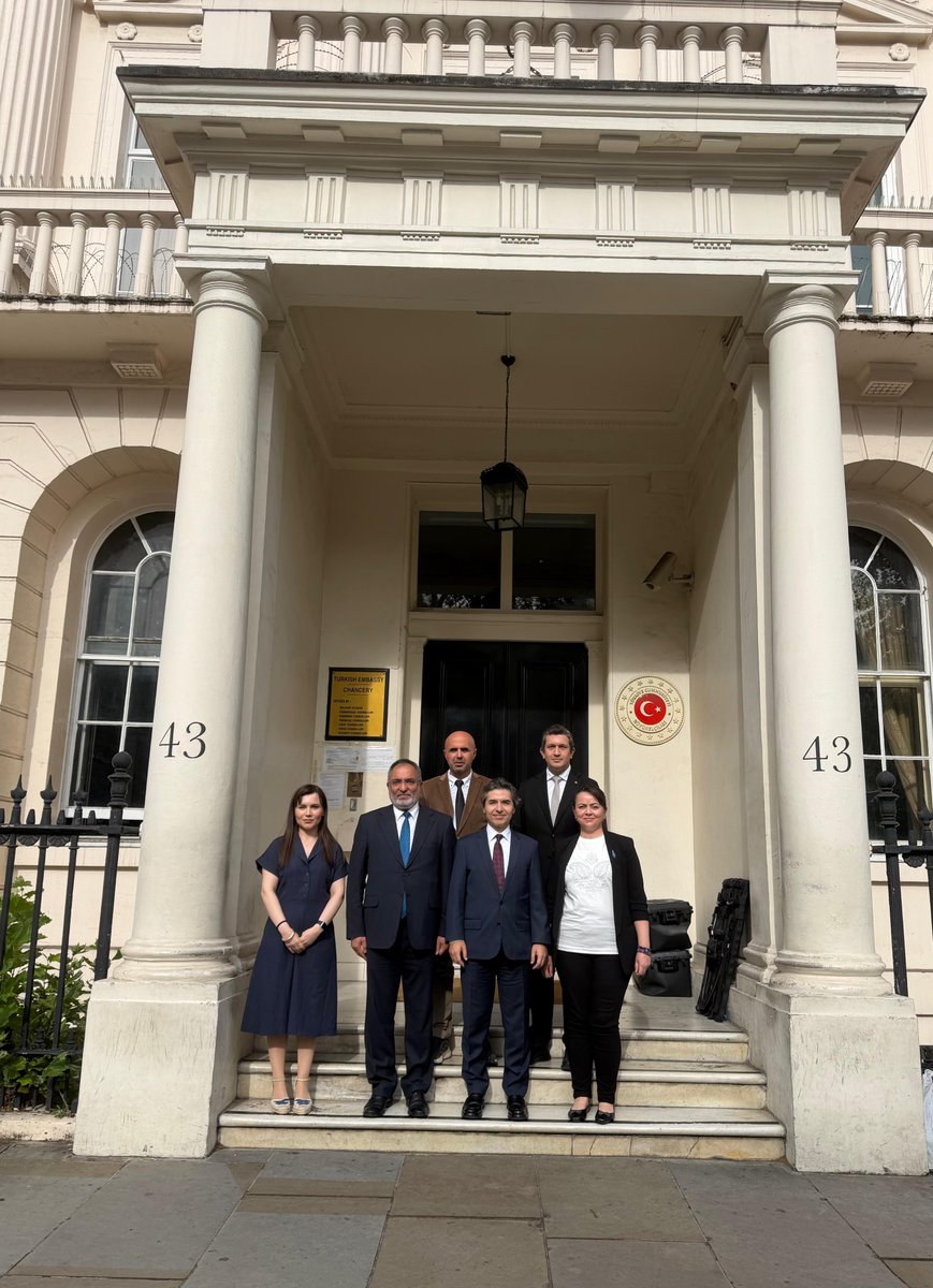 ybuankara's tweet photo. AYBÜ Heyetinden T.C. Londra Büyükelçiliğine Ziyaret

Ankara Yıldırım Beyazıt Üniversitesi heyeti, İskoçya’nın Glasgow şehrinde düzenlenecek EAIE 2026 Uluslararası Eğitim Konferansı ve Fuarı öncesinde T.C. Londra Büyükelçiliğini ziyaret etti.

Üniversitemiz Rektörü Prof. Dr. Ali Cengiz KÖSEOĞLU başkanlığındaki heyet, Türkiye Cumhuriyeti Londra Büyükelçisi Sn. Osman Koray ERTAŞ ile bir araya geldi. Görüşmede, Birleşik Krallık’taki mevcut uygulamalar, AYBÜ’nün uluslararasılaşma çalışmaları ve eğitim iş birlikleri hakkında bilgi paylaşımında bulunuldu

Ziyaret, Türkiye ile Birleşik Krallık arasındaki yükseköğretim ilişkilerinin güçlendirilmesine yönelik görüş alışverişinin ardından sona erdi.

@acengizkoseoglu 
@TC_LondraBE 

https://t.co/J1afUvrruA