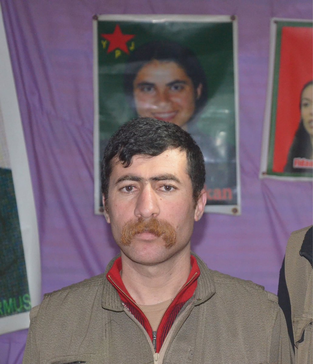 arraratt____'s tweet photo. Partimiz PKK öncülüğünde gelişen Kurdistan Özgürlük Mücadelesi, soykırım cenderesindeki halkımız için adeta can damarlarına akan bir yaşam suyu olmuş, Serhed halkımız da 1990’lı yıllarda gerilla ile buluşarak Apocu militanları bağrına basmıştır. Mücadelemizi bu yıllarda tanımaya başlayan Axçira’daki Bekiran aşiretine mensup aileler, gerillanın fedaice duruşundan etkilenerek Rêber Apo’ya ve Partimize sarsılmaz bir inançla bağlanmışlardır. Aşiretten gerillaya katılan ilk yoldaşımız Ferat – Vahdettin Balıkçı’nın 1997 yılındaki şehadeti Axçira köyünde tarihi bir katılım geleneğini başlatmıştır. Karker Adilcevaz – Erkin Balıkçı, Sîpan – Sunullah Keserci, Şervan – Murat Keserci, Rûbar – Ergül Toro, Amed – Sedat Beyaz, Diren – Mahpus Keserci, Şervan – Erol Toro, Merwan Pîro – Taner Keserci, Sîpan Holo – Fehmi Keserci, Şervan – Hüseyin Keserci, Rûbar Şervan – Servet Toro ve Ronahî – Şükran Bakan yoldaşlarımız bu gelenek doğrultusunda yüzlerini dağlara dönerek şehadetleriyle Kurdistan Devrimi’nin mayası olmuşlardır. Egîd Palo yoldaşımız da işte bu köklü direniş kültürünün, yurtseverlik geleneklerinin ve onlarca şehidin kahramanlık hikayelerinin canlı olduğu Axçira köyünde, Kurdistan Özgürlük Mücadelesi’nde ağır bedeller ödemiş Bekiran aşiretine mensup yurtsever bir ailede dünyaya geldi. Ailesinden aldığı toplumsal ahlak ve kültür sayesinde özüne bağlı bir şekilde yetişen yoldaşımız, bir süre sistem okullarında okuduktan sonra bu kurumların yabancılaştırıcı yapısını fark ederek okulu bıraktı ve ailesinin yanında köy işlerinde çalışmaya başladı. Emekle yoğrulduğu bu süreçte çalışkan ve emekçi kişiliğiyle çevresinde örnek alınan bir insan haline geldi.