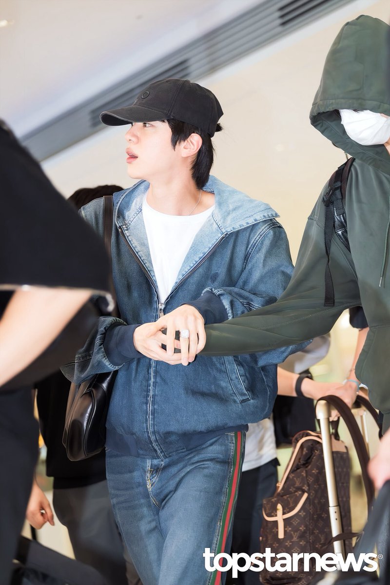 sawok_2min's tweet photo. #JIN #JK ที่สนามบินวันนี้😆 https://t.co/XUnY6q4y9E
