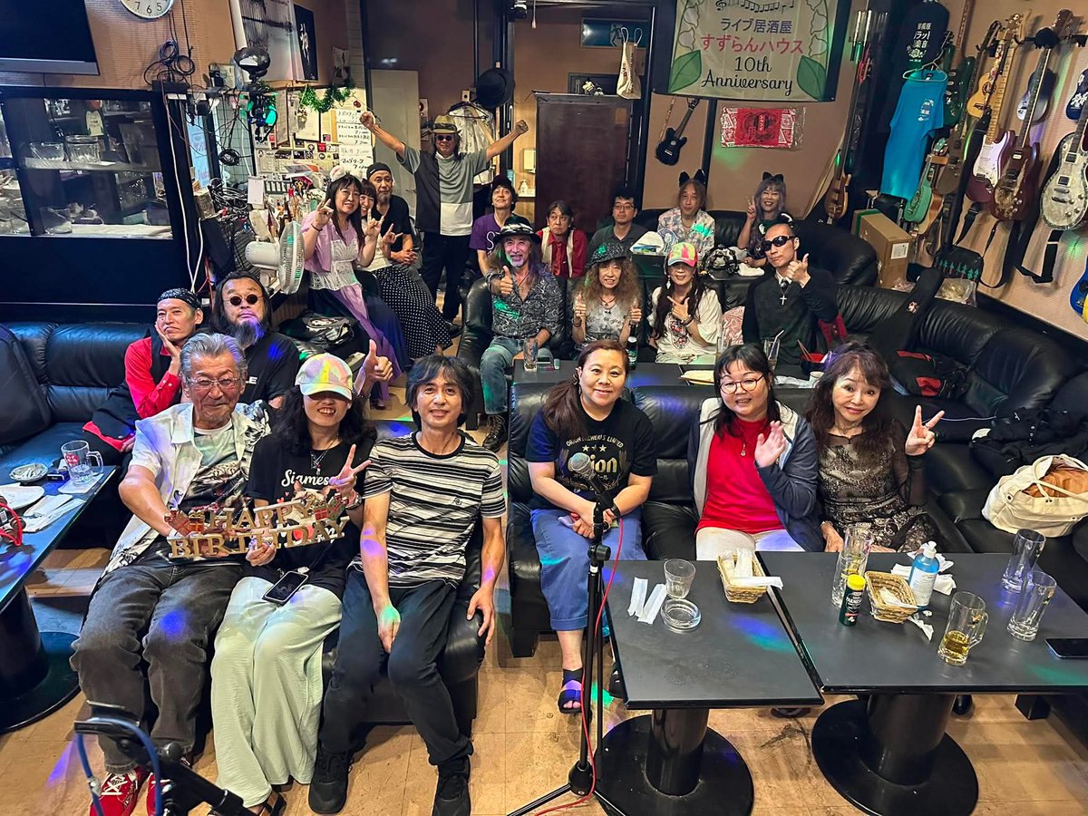 tomokanda0910's tweet photo. 遅くなりましたが9月5日はすずらんハウスさんにて、僕と武蔵さんのバースデーライブを開いていただきました！今年で3回目となるこの企画。こんなに毎年の祝っていただけるなんて、本当に幸せ者です😭
嬉しすぎていつも以上にテンション上がってしまいました！みなさんありがとうございました😊 https://t.co/HTzXryMrjU