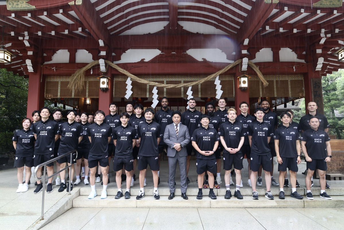 KoshigayaAlphas's tweet photo. ⛩️必勝祈願🏀

本日、越谷の総鎮守 久伊豆神社にて、2026-27シーズンの必勝祈願を行いました。

目指すは、B.LEAGUE ONE初代王者。

全員でその景色に辿り着けるよう、日々のベストを積み重ねてまいります。

#越谷アルファーズ #Bリーグ https://t.co/Q2F3W3KoHt