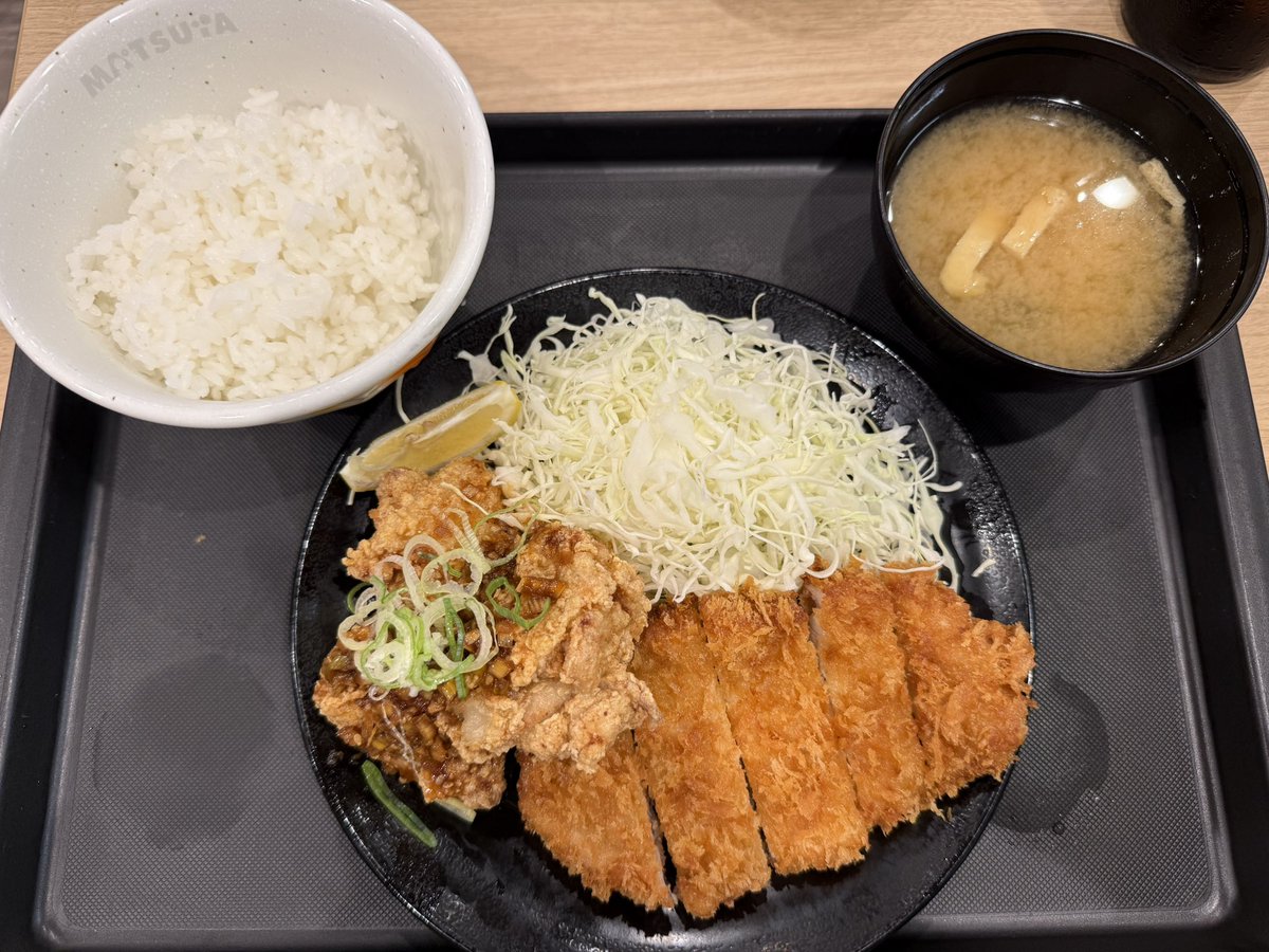 oi4mon's tweet photo. #松のや 併設になった #松屋志茂店 へ。
ロースかつ＆油淋鶏定食 ライス並 (990yen) 瓶ビール (400yen) はクーポン &amp; ビールフェアでお得💰🉐🍺 
ミニカルビ &amp; ミニポテサラ もサービス券でいただきました🙏
初の油淋鶏 は結構ニンニク効いててビールに合う❤️
#松屋
#美味しいもん
#oi4mon https://t.co/Uagvw0kvAd
