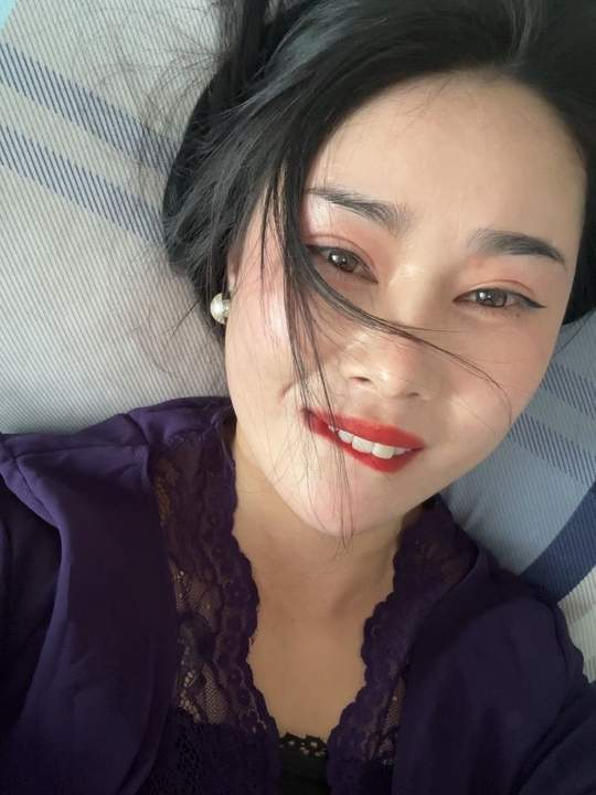 gashi0104's tweet photo. 我这个年纪的女人，穿黑丝叫风韵，再配上一件得体的小黑裙，就是岁月沉淀下来的从容与好看

不知道我这样的女人在这里会有人喜欢吗 https://t.co/x0LjoQyIbS