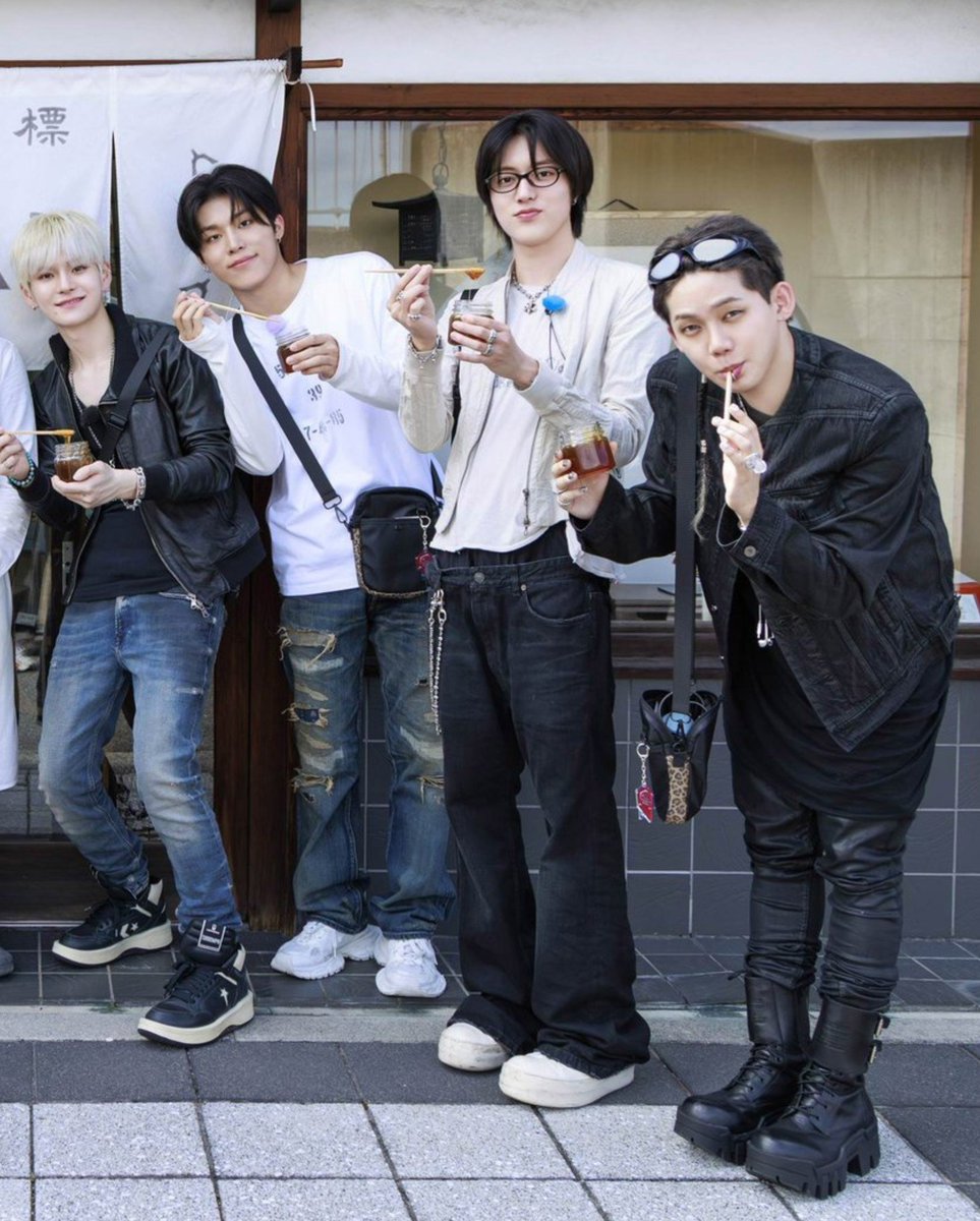 rururizz's tweet photo. hjw being the giant maknaes 🤏🏼😆 https://t.co/cAEQqnJF00