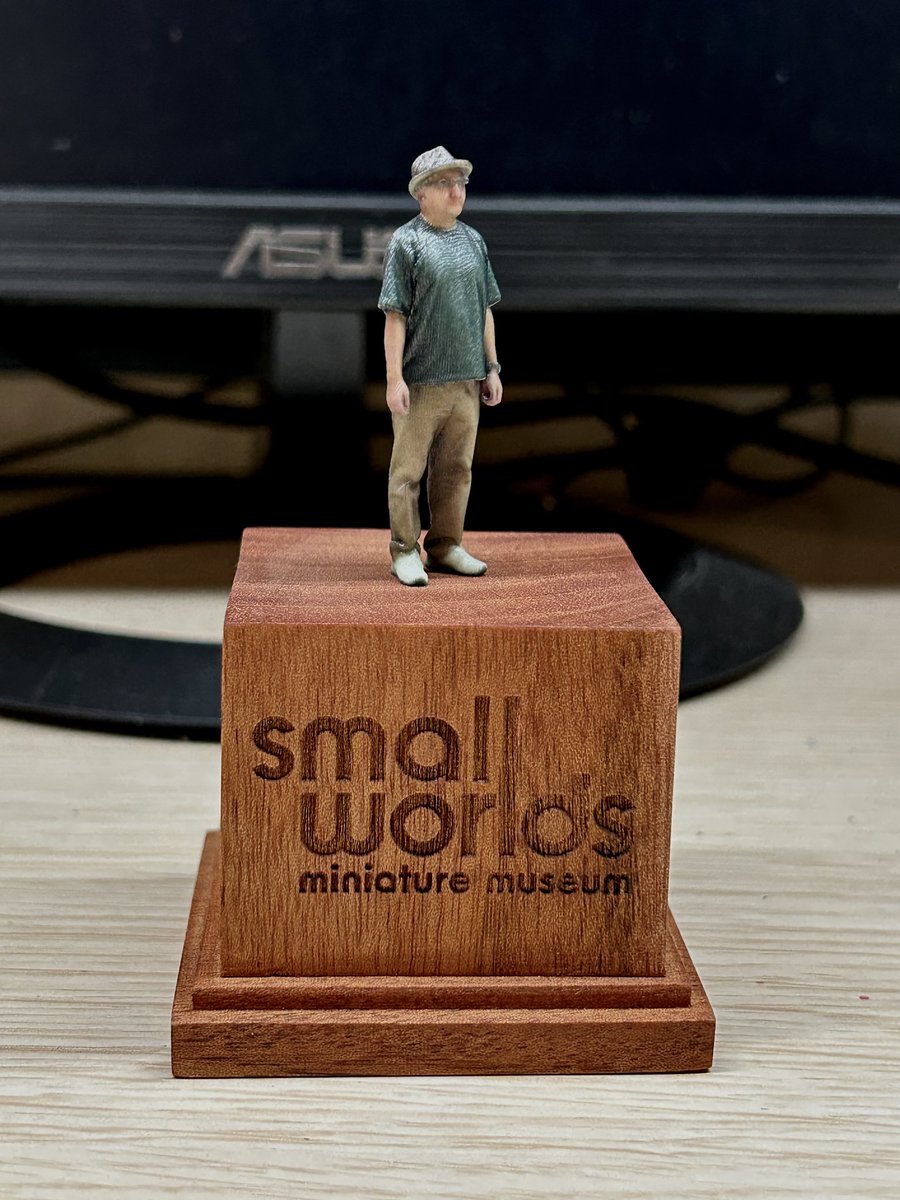 model_nakaz's tweet photo. 先月スモールワールズで作った自分のフィギュアが届きました。3Dスキャンすごいっすね。これはまぎれもなく中年の私。1/35の私。
同じサイズの陸軍将校に紛れても違和感ないですね、、あるか😅 https://t.co/TrljAoZum8