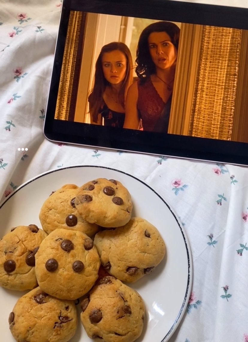 worllv's tweet photo. Fall = gilmore girls 🍂
شفت وحدة تتابعه بالكلاس وحسيت اشتقت اعيده ☹️ https://t.co/cxBjCWNHc9