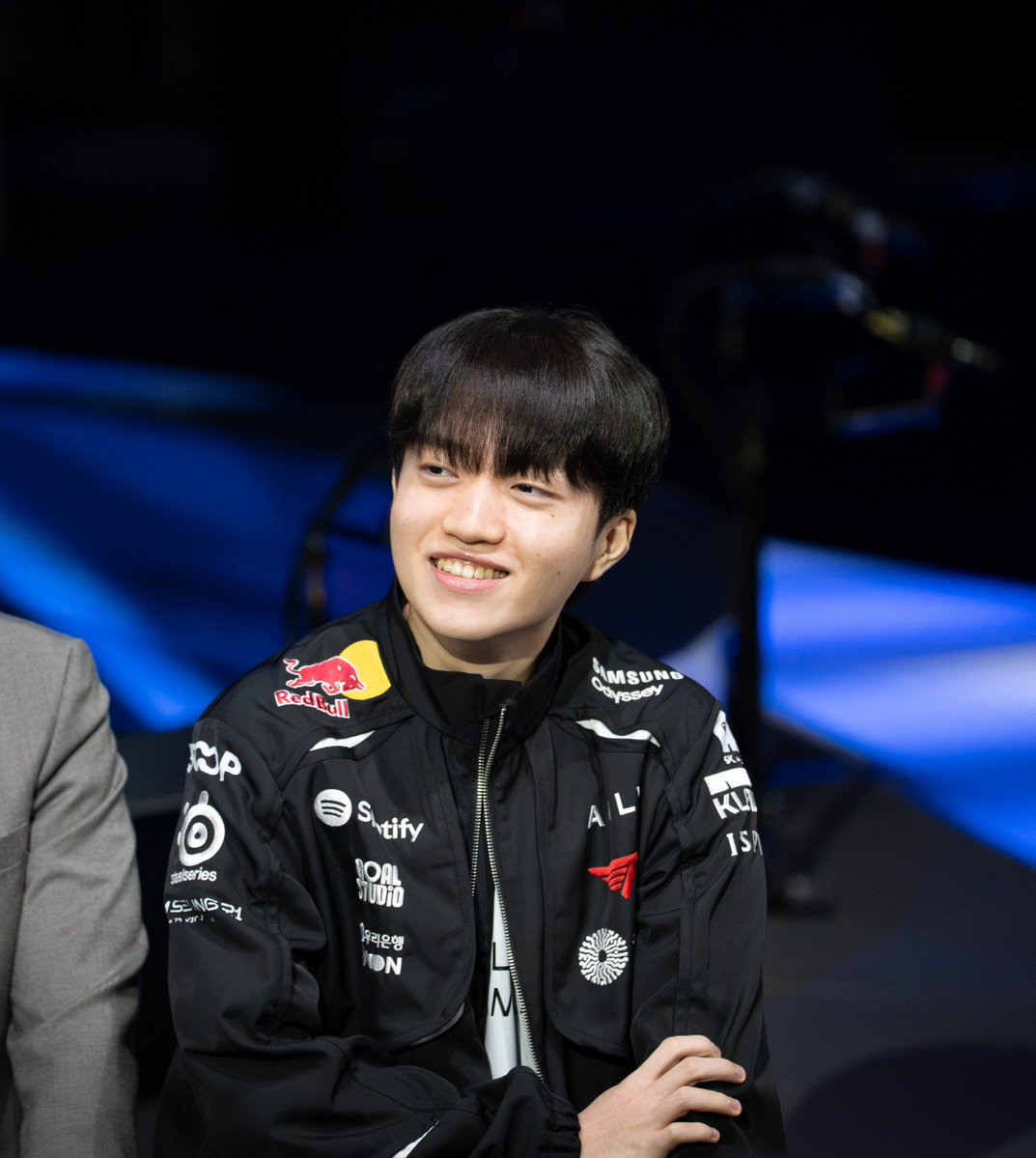 T1keriapics's tweet photo. Seeing that bright smile on Keria’s face at today’s media day really made my day. 🥹🤍 https://t.co/BNbh4libGd