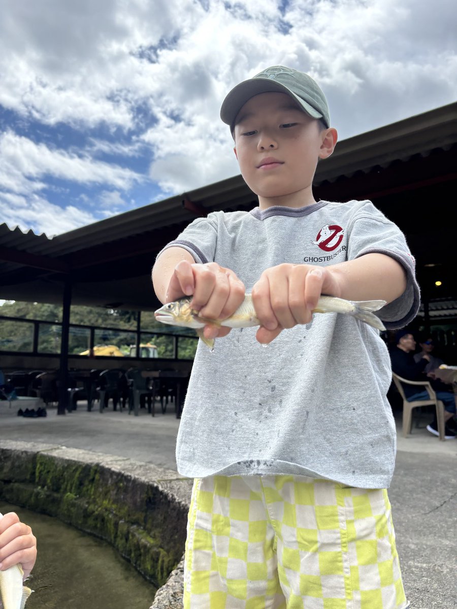moribe8aya's tweet photo. 栃木のやなに行き鮎の掴み取りをしました🐟
息子は捕まえられずお友達が捕まえた鮎を掴ませてもらいました(笑)
鮎の塩焼きがとっても美味しかった😋 https://t.co/IMjkZokj2j